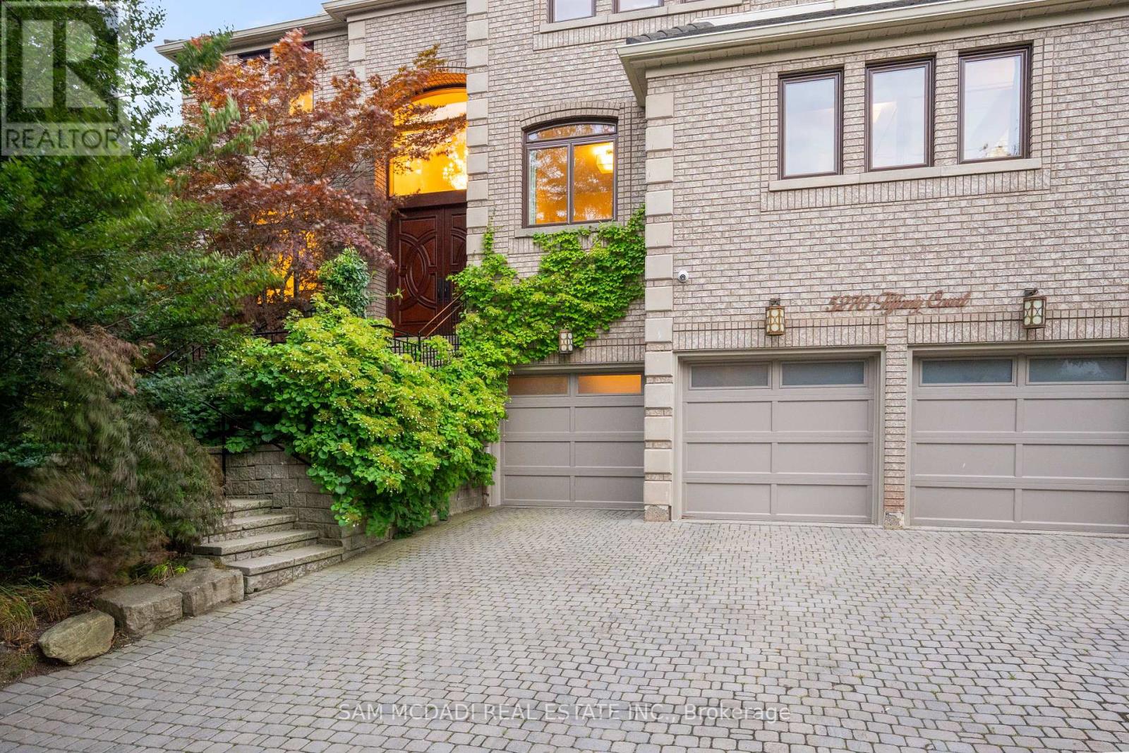 Photo 2 of 5270 Tiffany Court, Mississauga ON