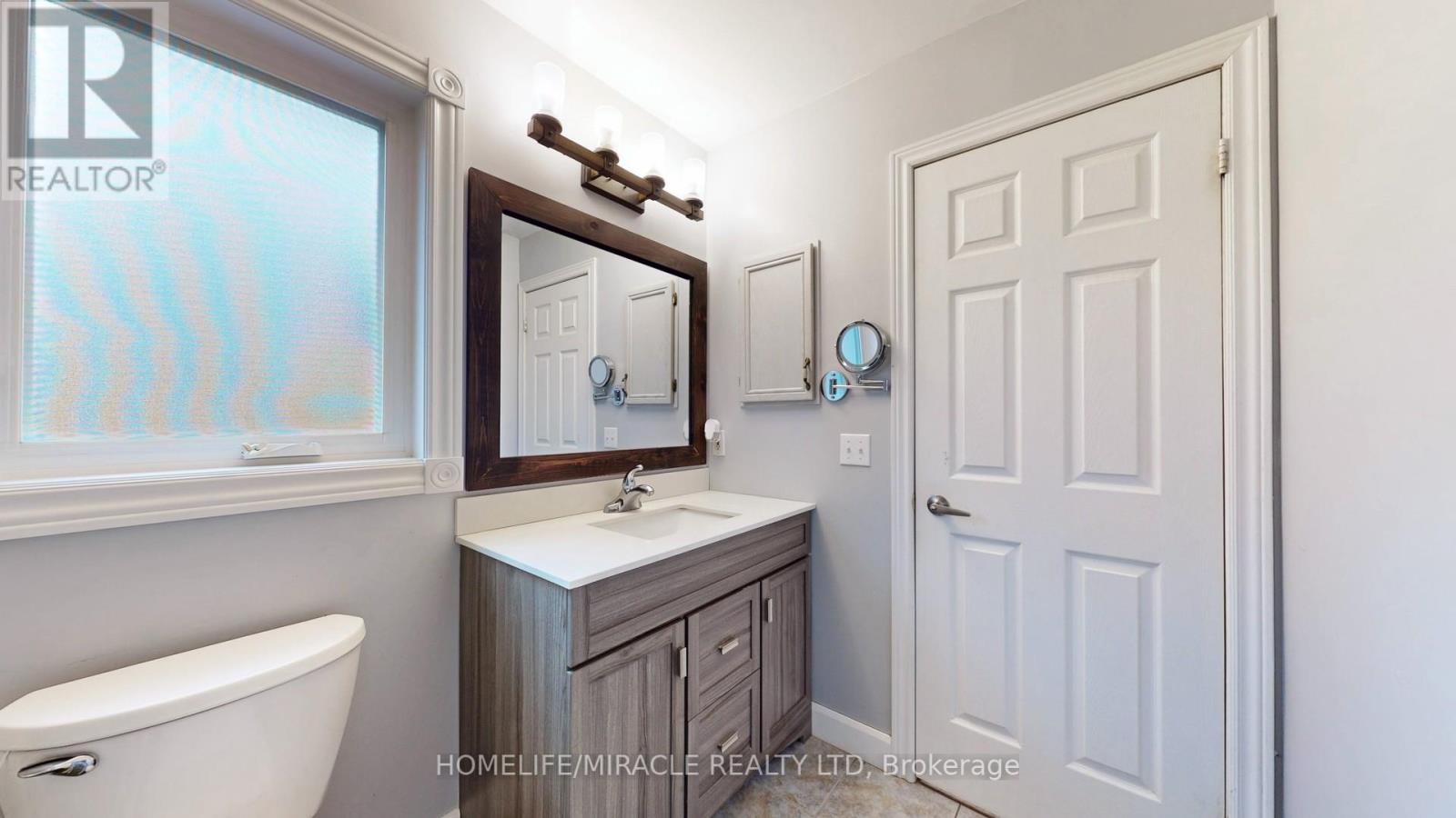 Photo 8 of 126 Mowat Crescent, Halton Hills ON