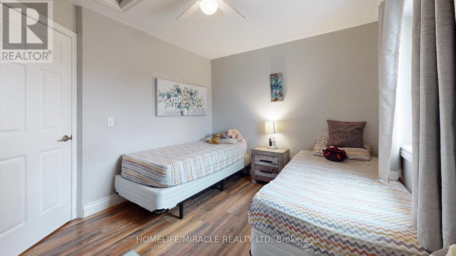 Photo 5 of 126 Mowat Crescent, Halton Hills ON