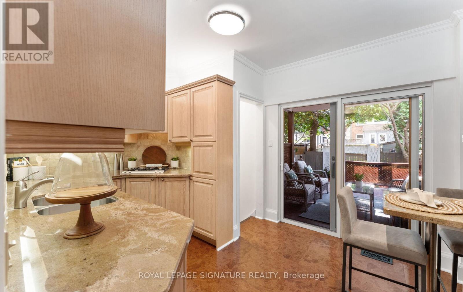 Photo 11 of 45 Hillsdale Avenue W, Toronto ON