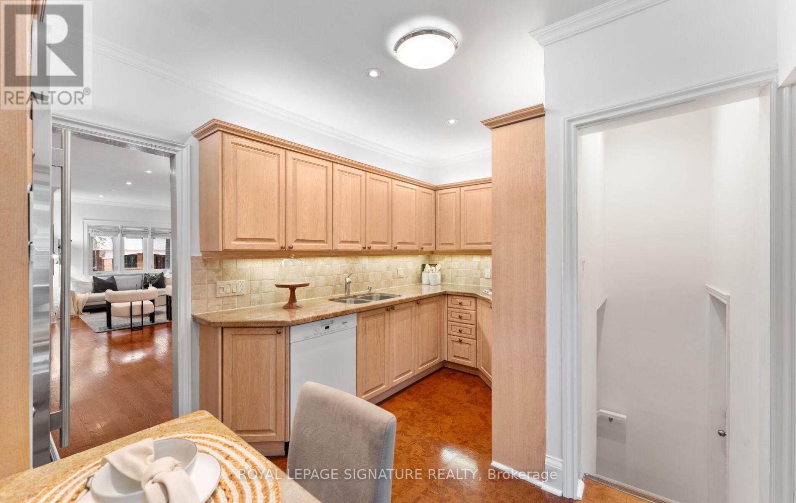 Photo 15 of 45 Hillsdale Avenue W, Toronto ON