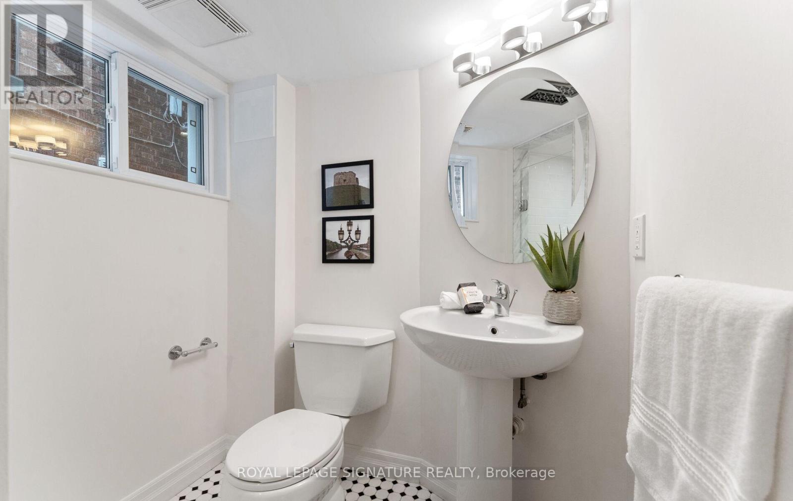 Photo 36 of 45 Hillsdale Avenue W, Toronto ON