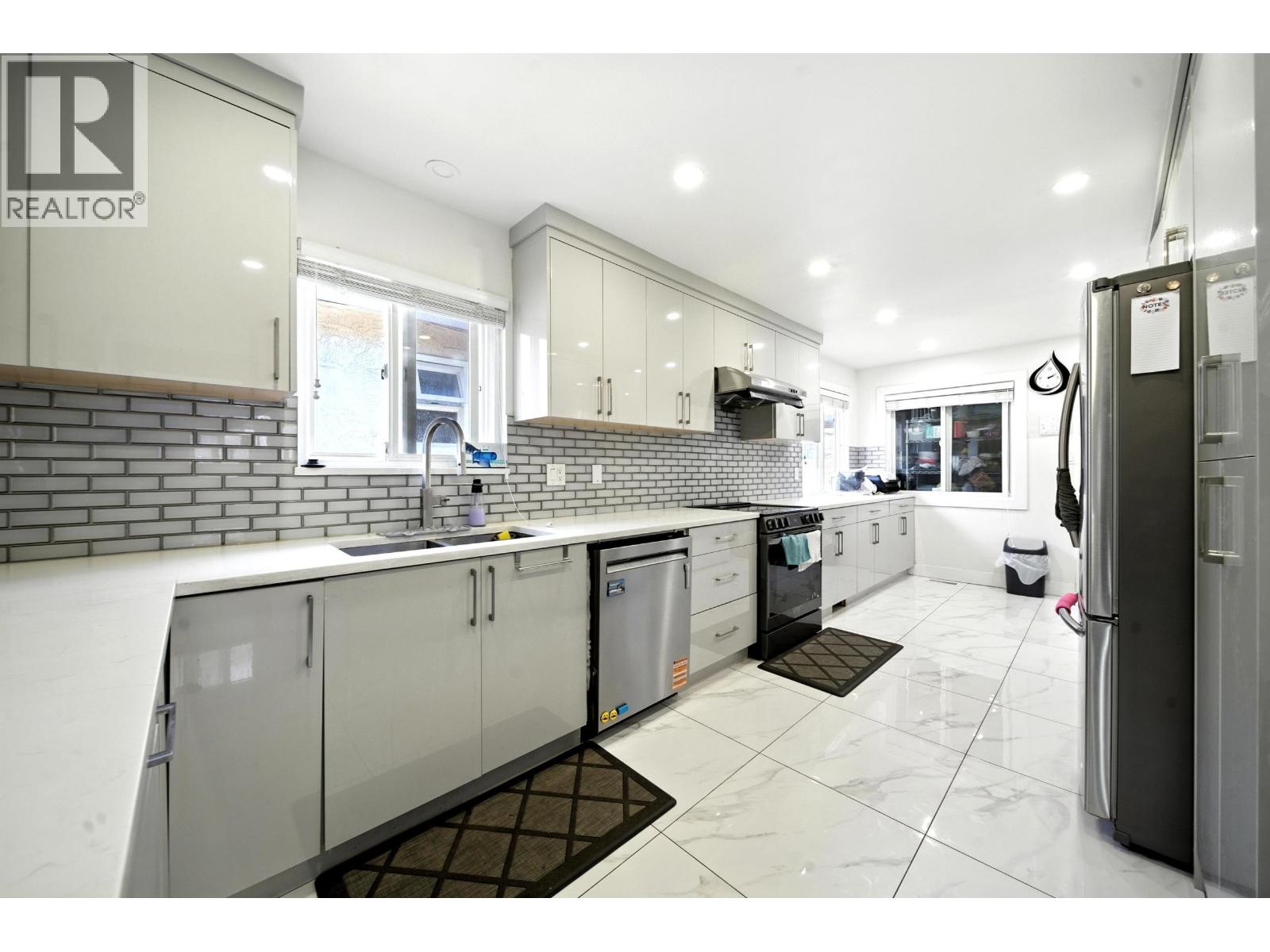 Photo 3 of 2545 E 43rd Avenue, Vancouver BC