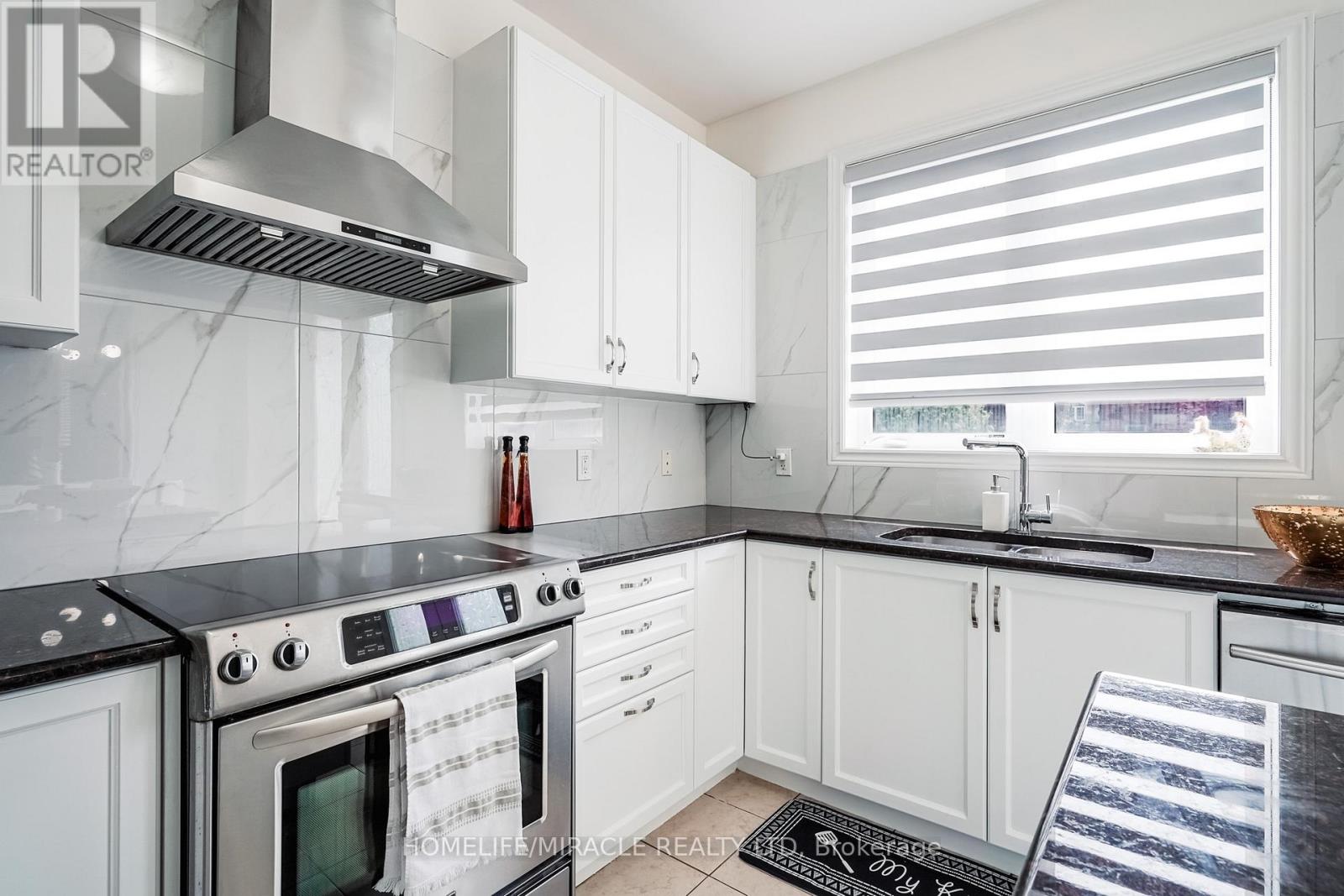 Photo 3 of 19 Wardlaw Place, Vaughan ON