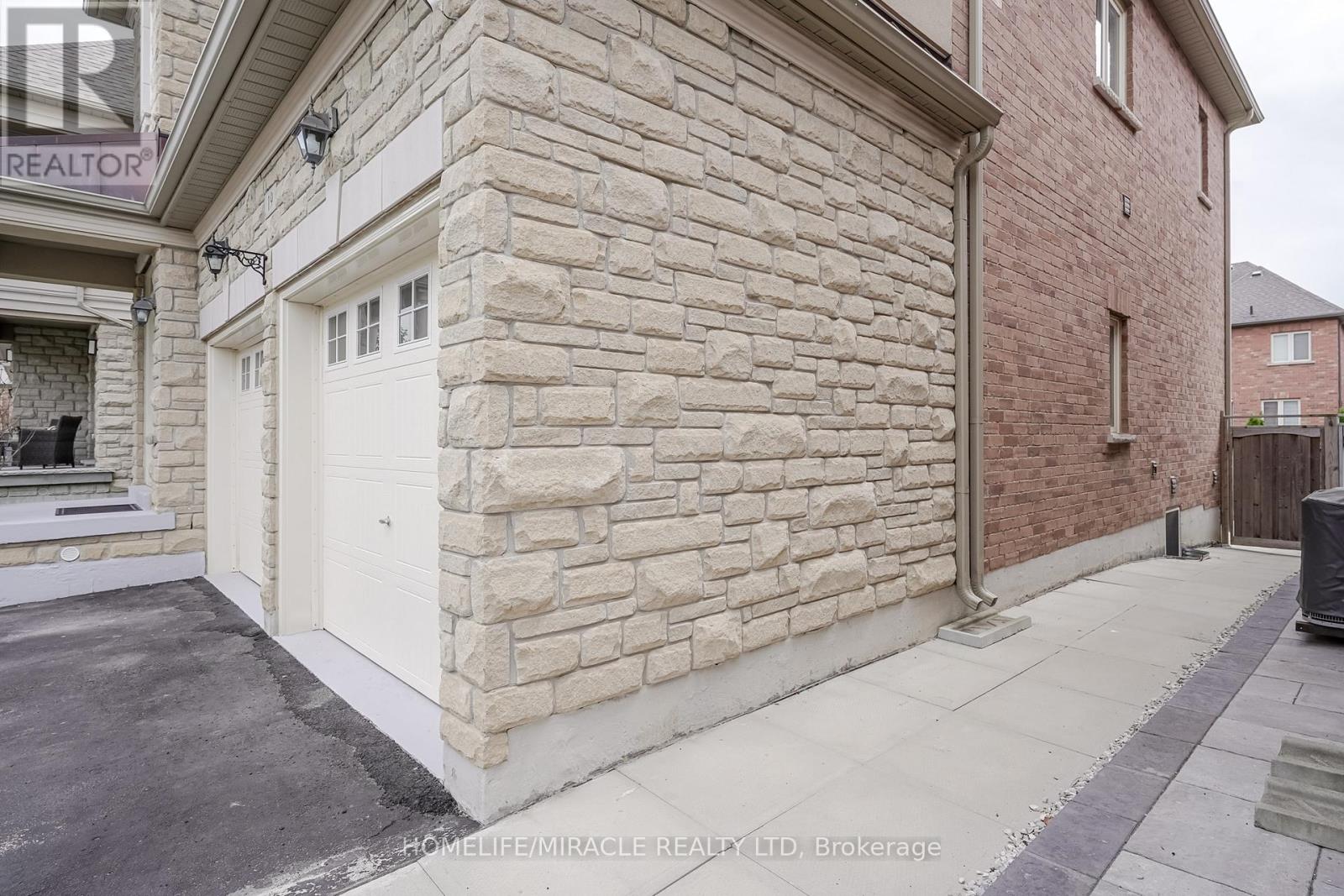 Photo 9 of 19 Wardlaw Place, Vaughan ON