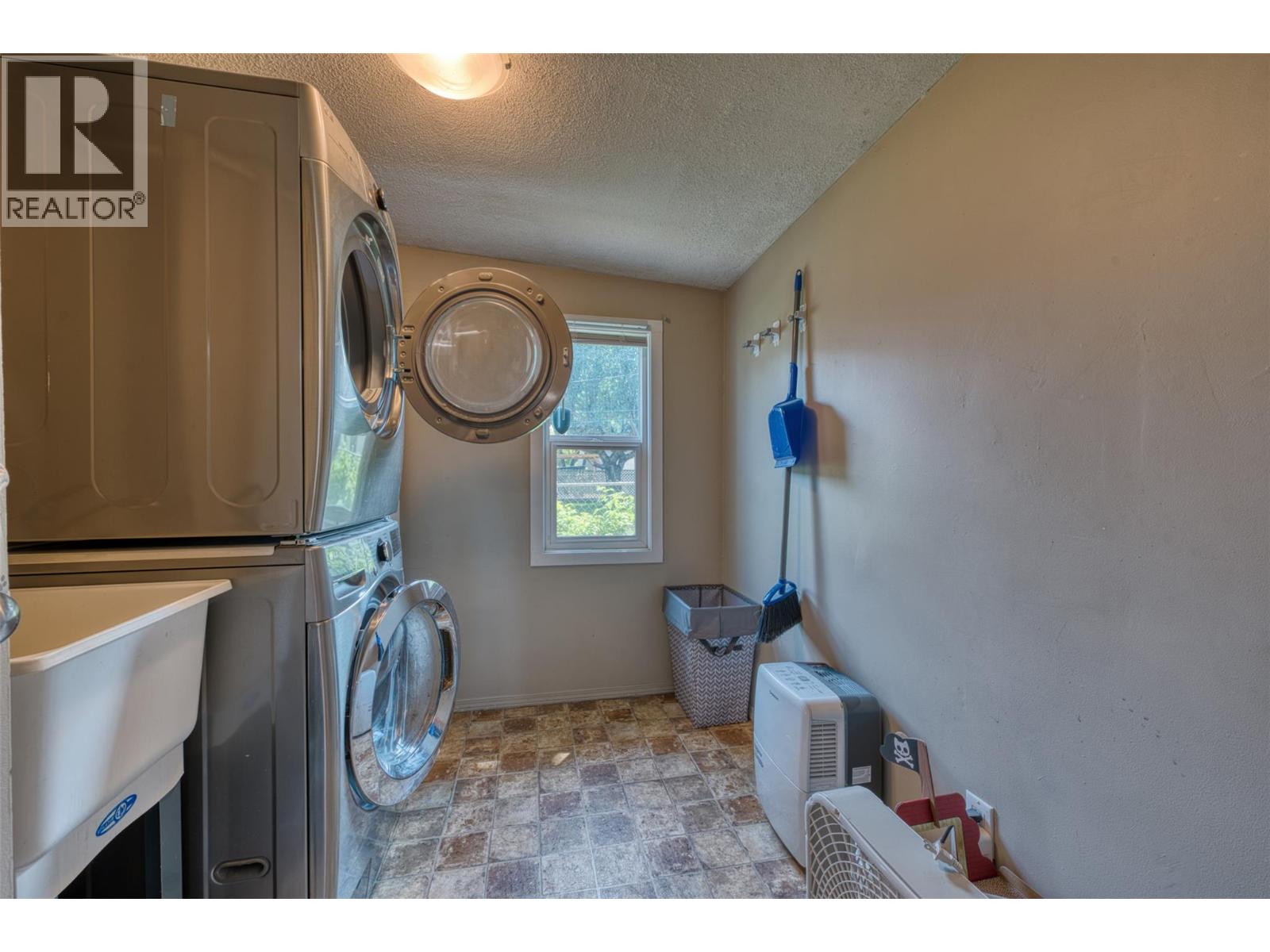 859 Lawson Avenue, Kelowna