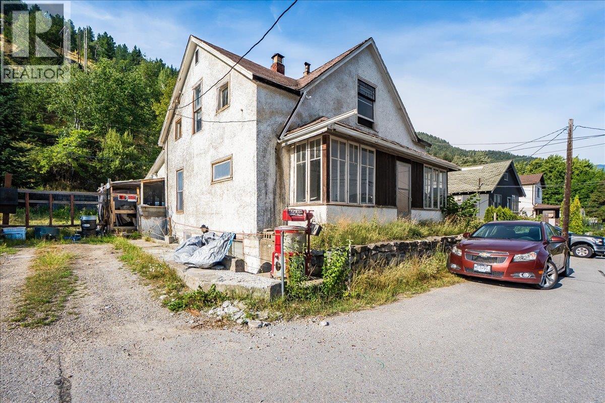 1990 Daniel Street, Trail