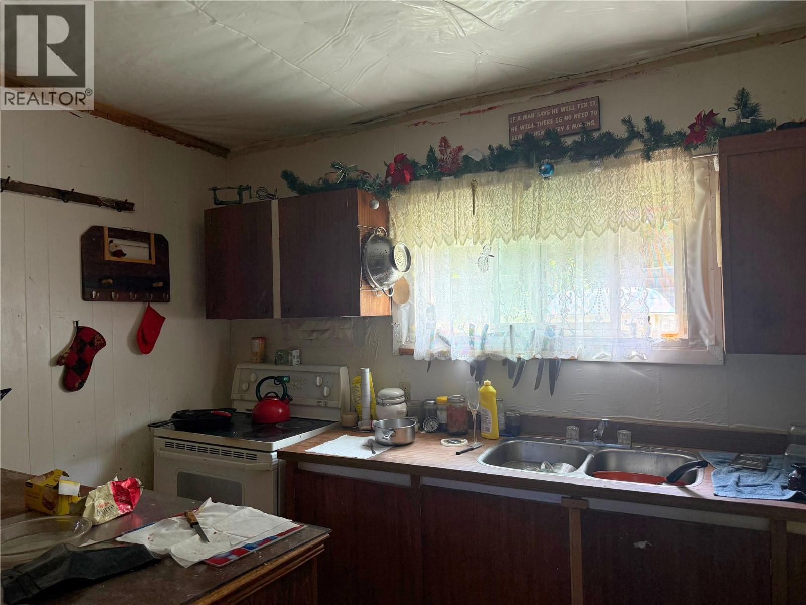 1990 Daniel Street, Trail