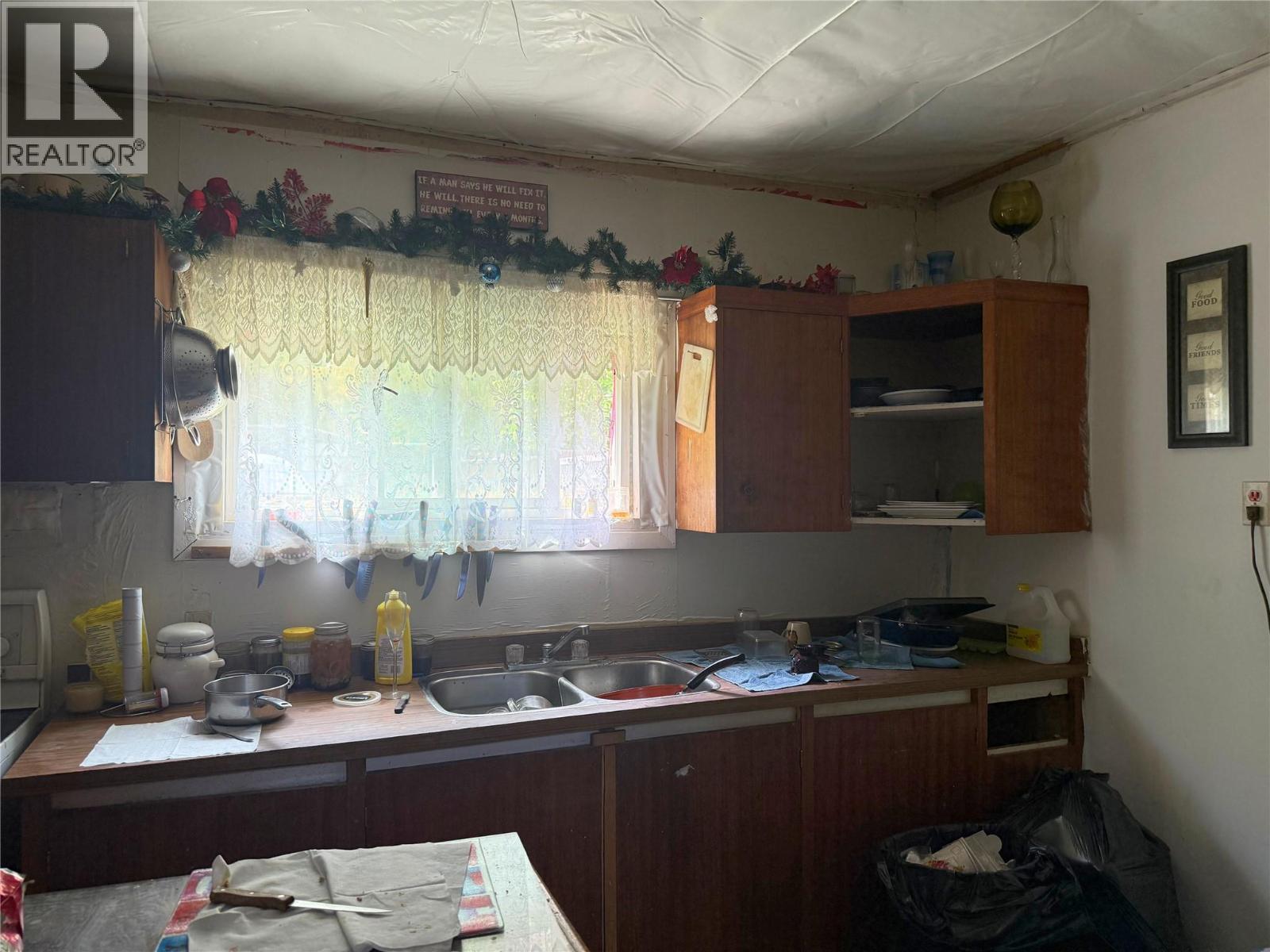 1990 Daniel Street, Trail