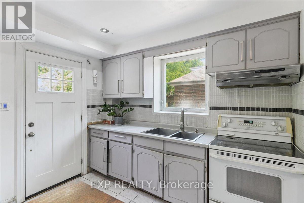 Photo 9 of 73 Yarrow Road, Toronto ON