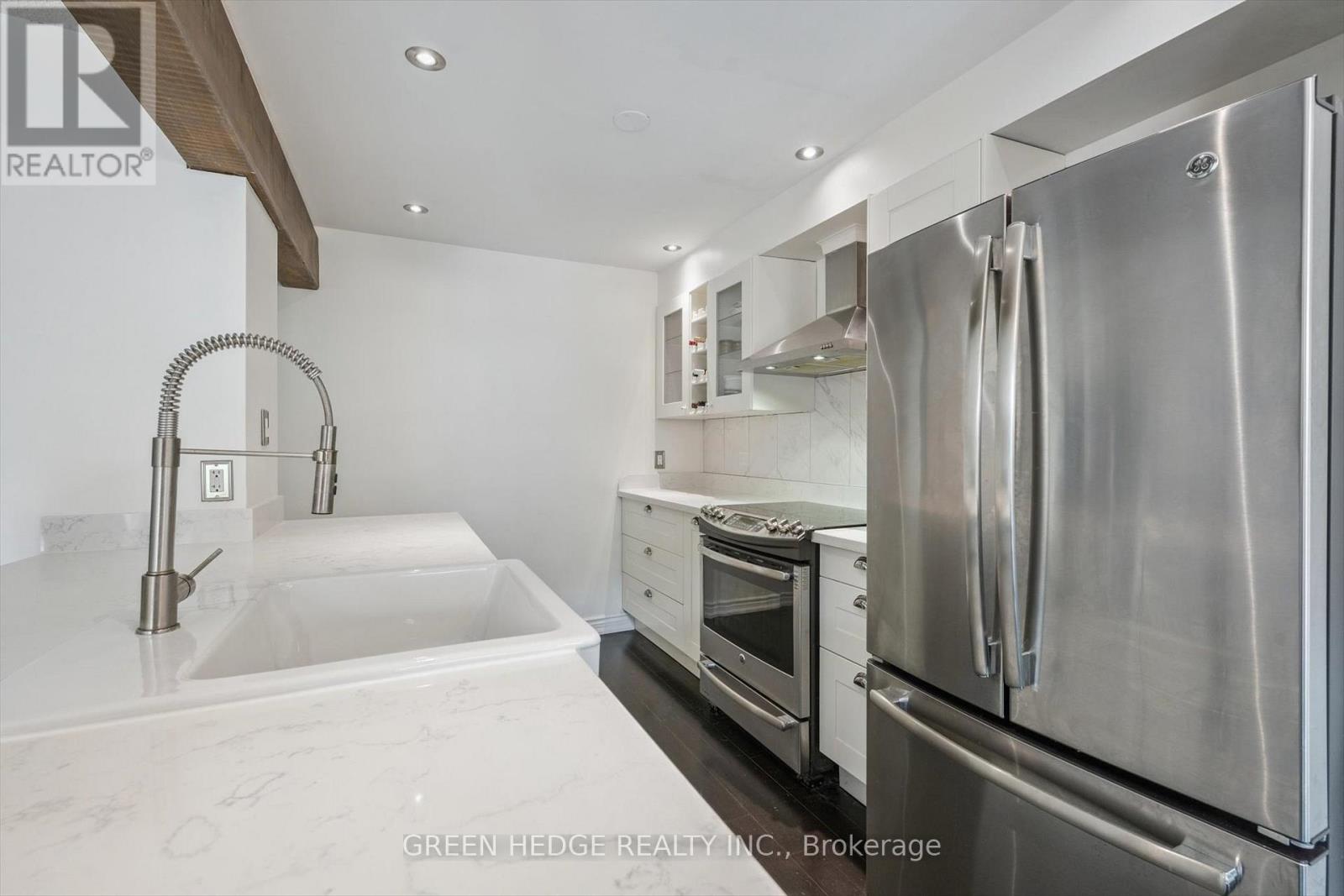 Photo 9 of 220 Baronwood Court, Brampton ON