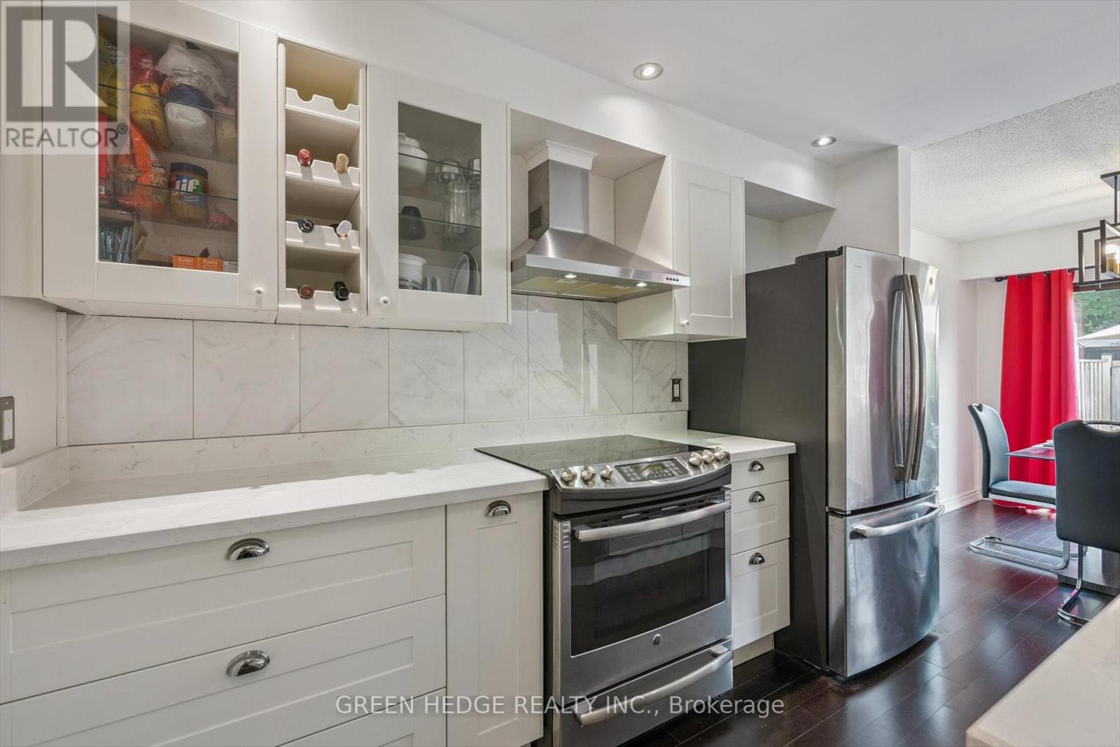 Photo 6 of 220 Baronwood Court, Brampton ON