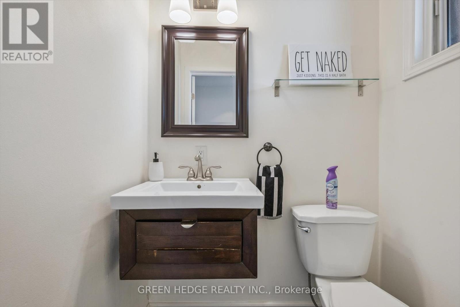 Photo 24 of 220 Baronwood Court, Brampton ON