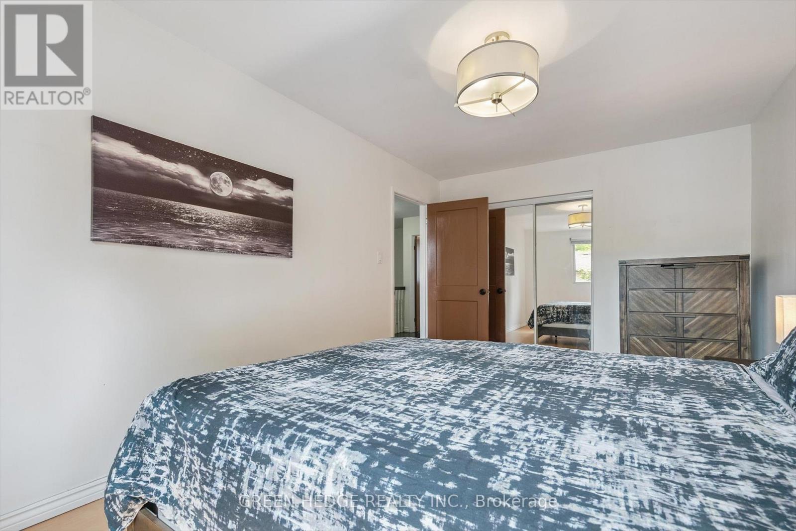 Photo 18 of 220 Baronwood Court, Brampton ON