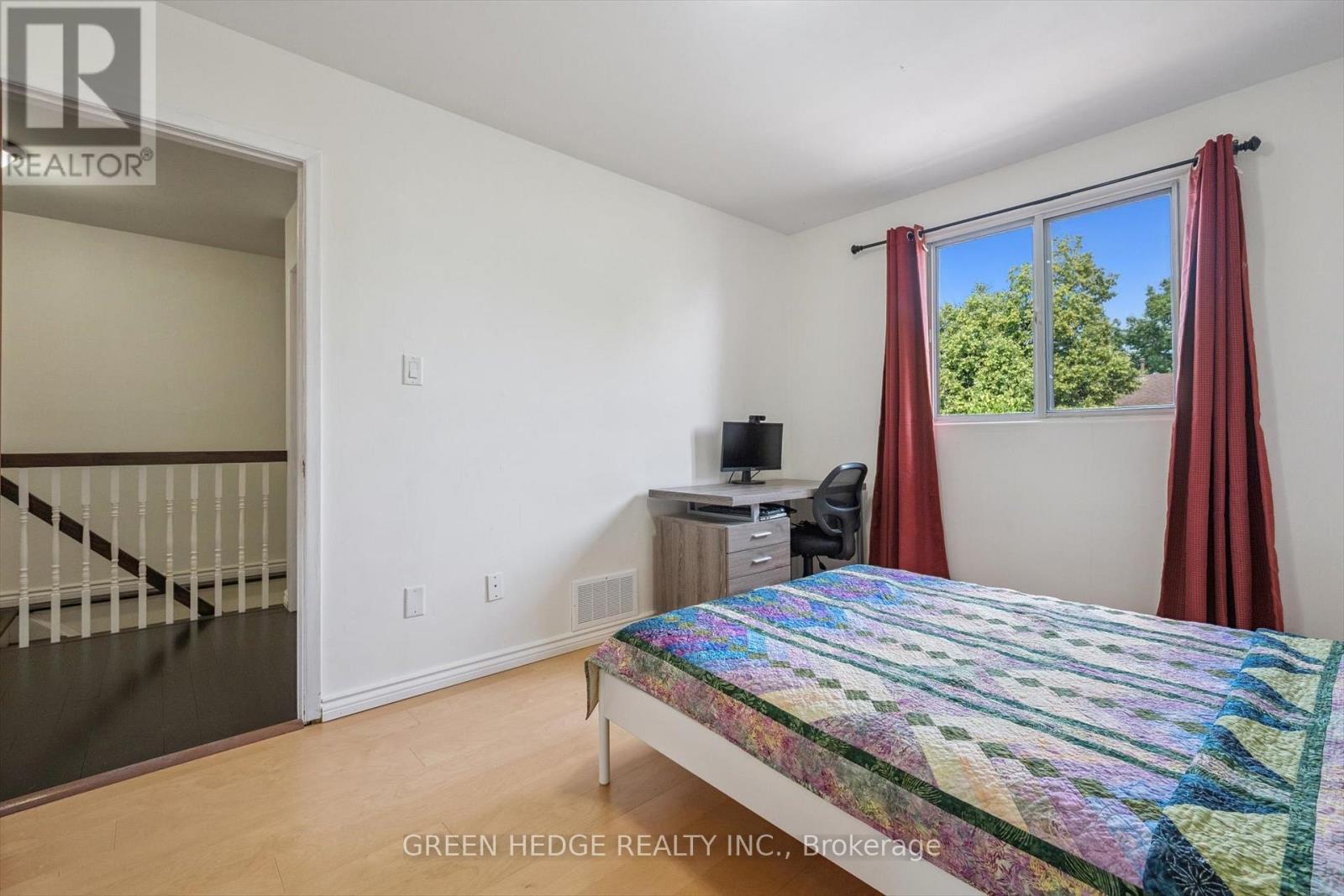 Photo 20 of 220 Baronwood Court, Brampton ON