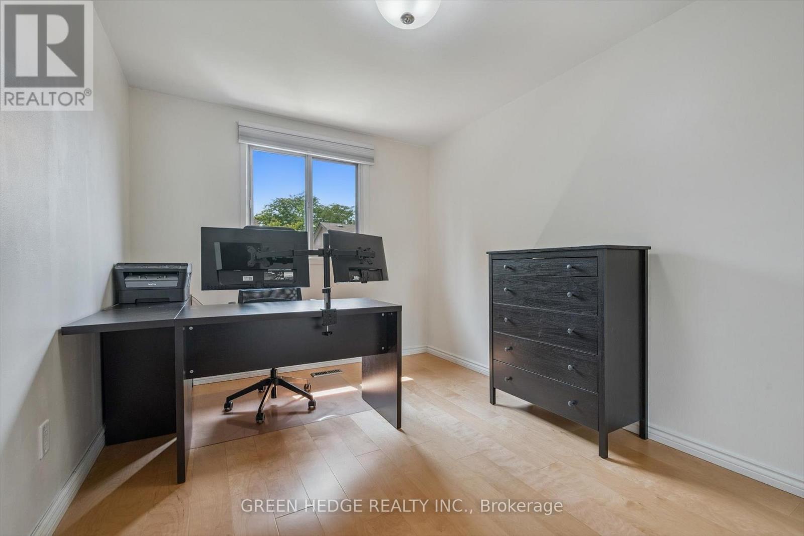 Photo 17 of 220 Baronwood Court, Brampton ON