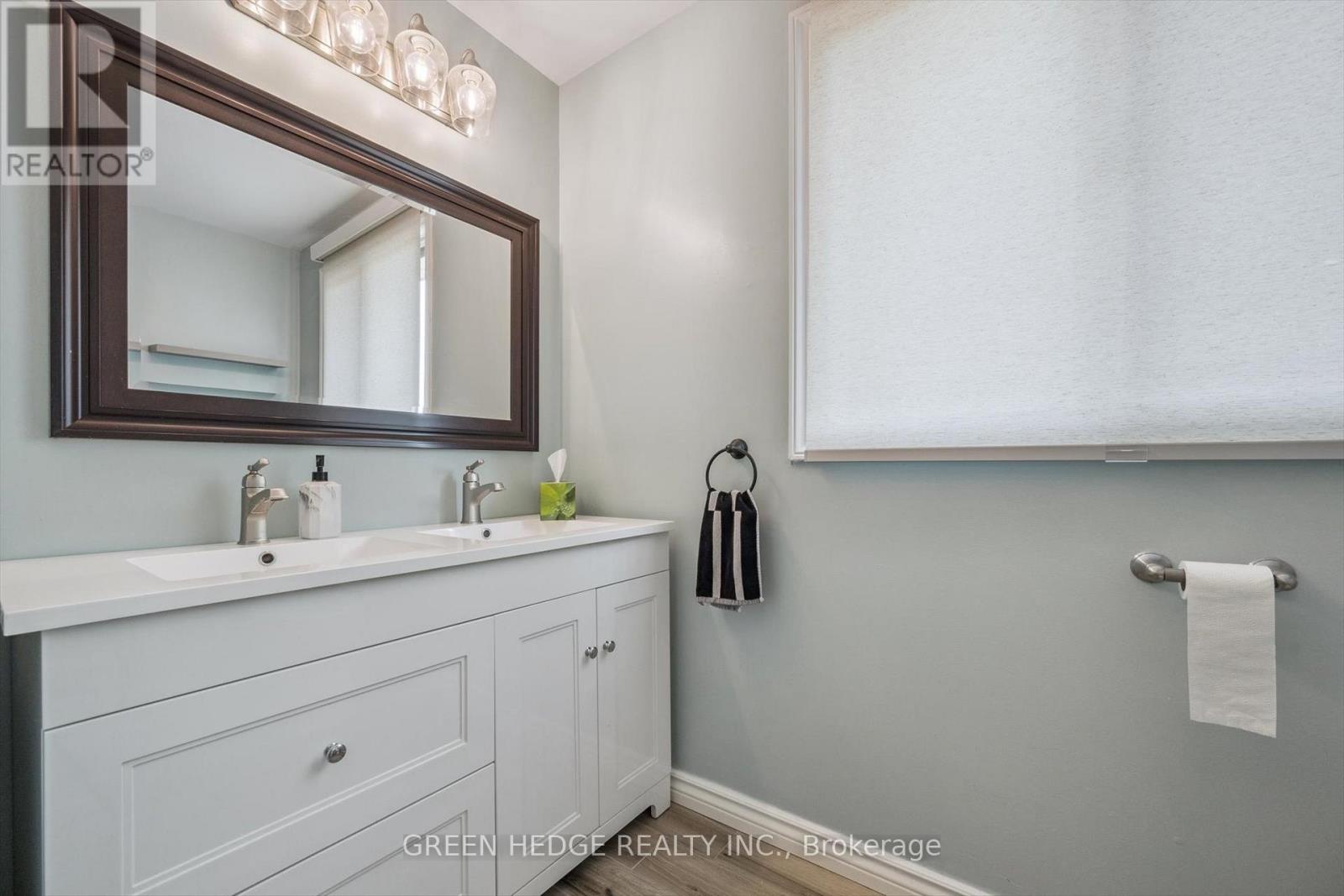 Photo 22 of 220 Baronwood Court, Brampton ON
