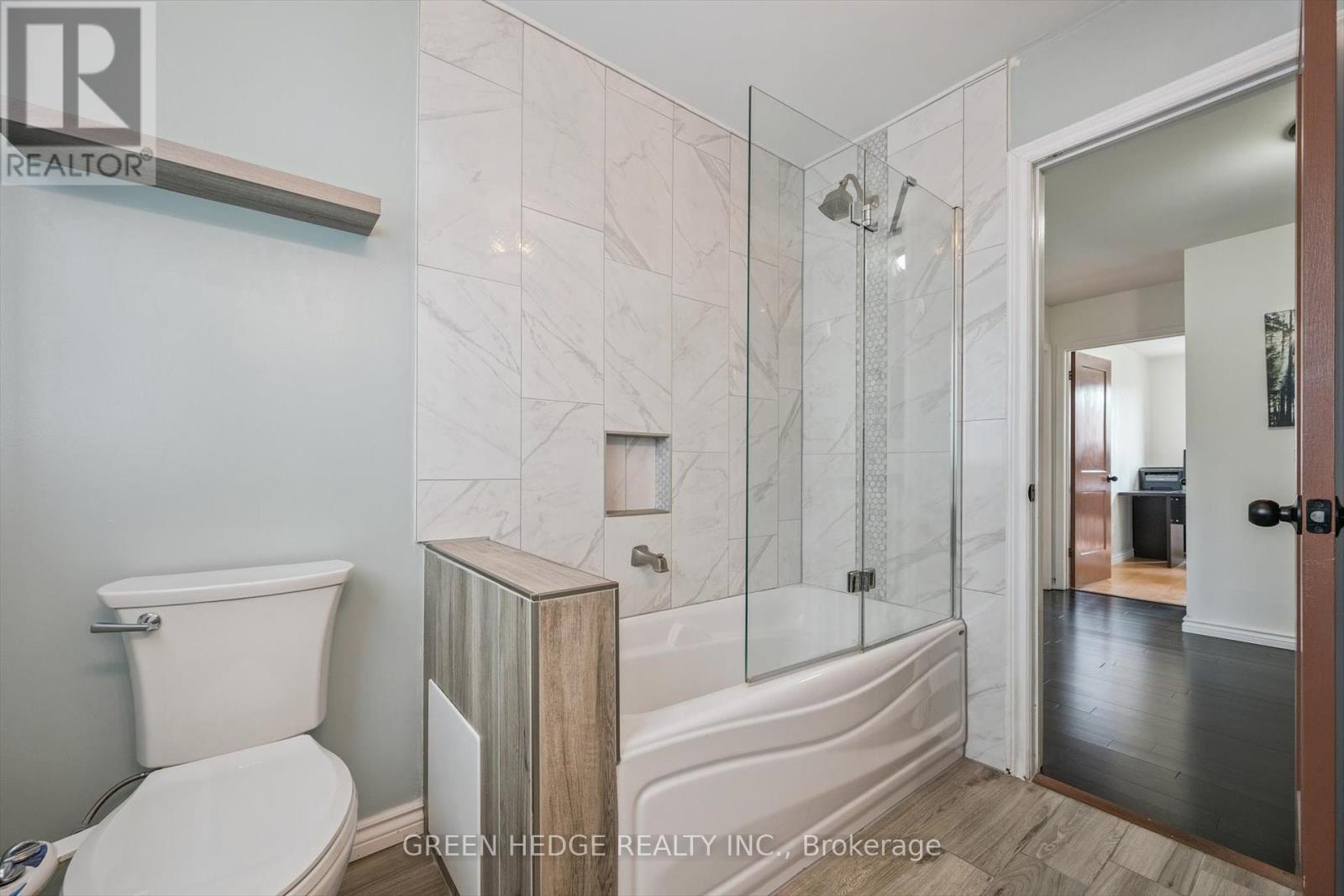 Photo 16 of 220 Baronwood Court, Brampton ON