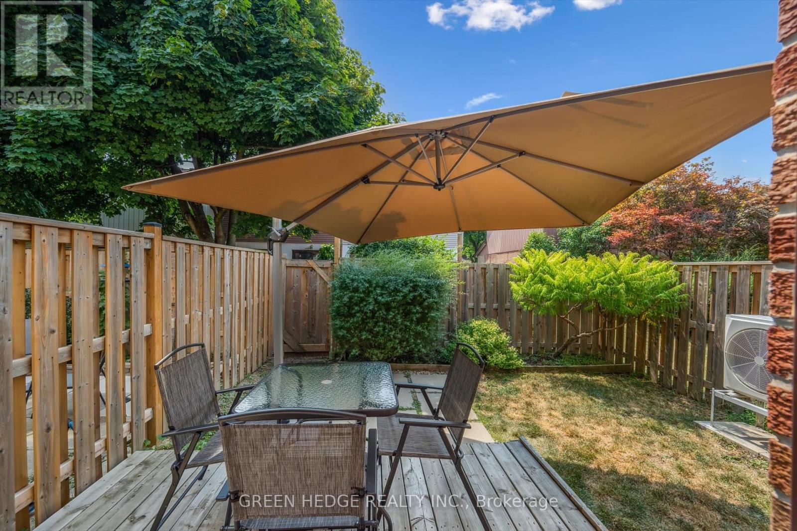Photo 12 of 220 Baronwood Court, Brampton ON