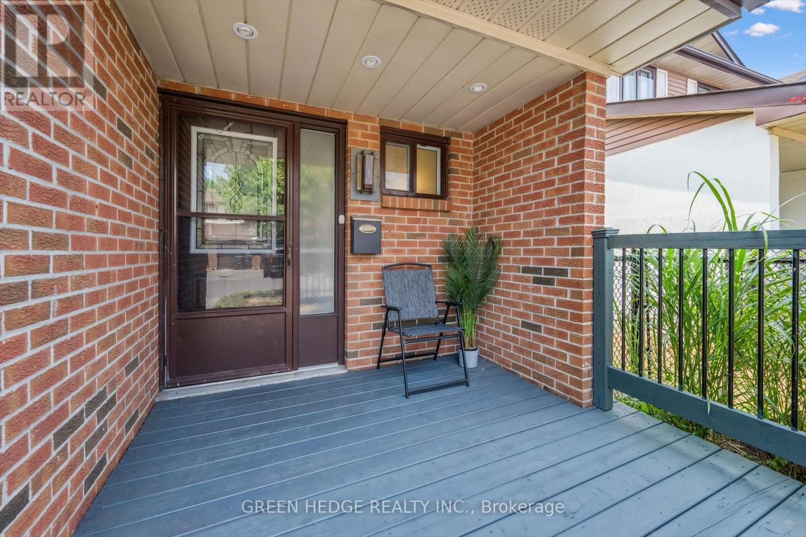 Photo 11 of 220 Baronwood Court, Brampton ON