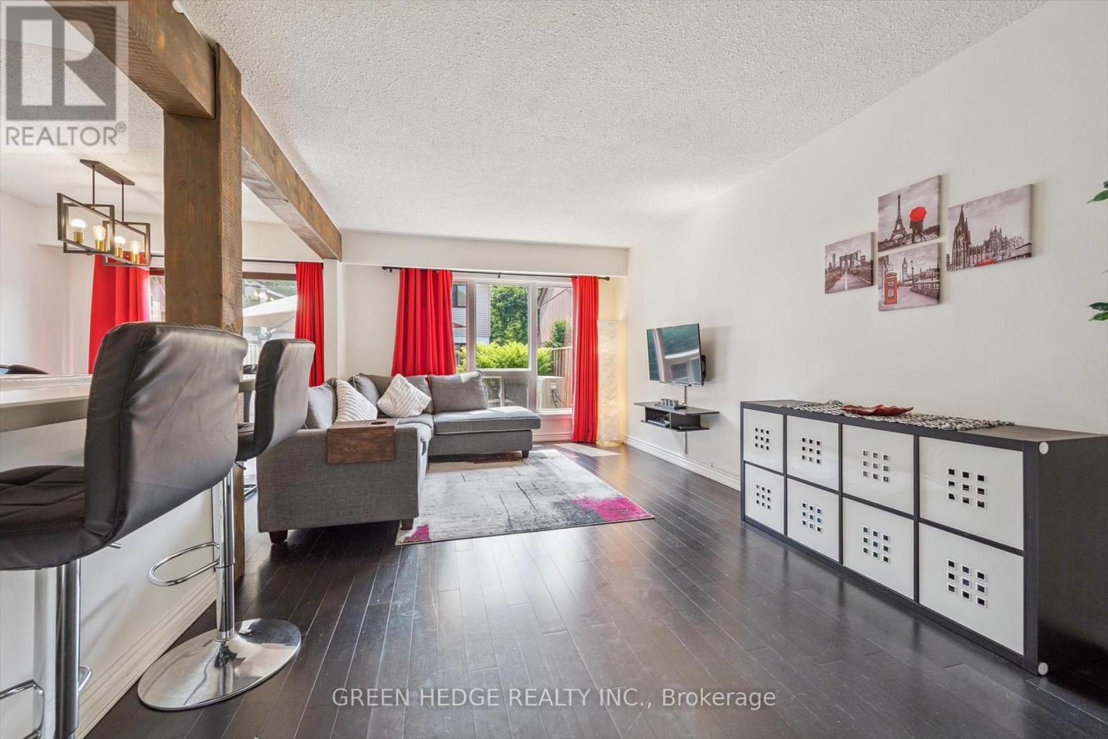 Photo 10 of 220 Baronwood Court, Brampton ON