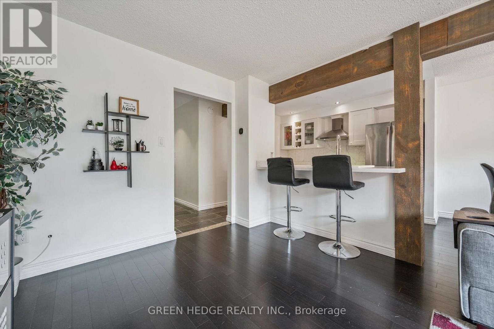 Photo 7 of 220 Baronwood Court, Brampton ON
