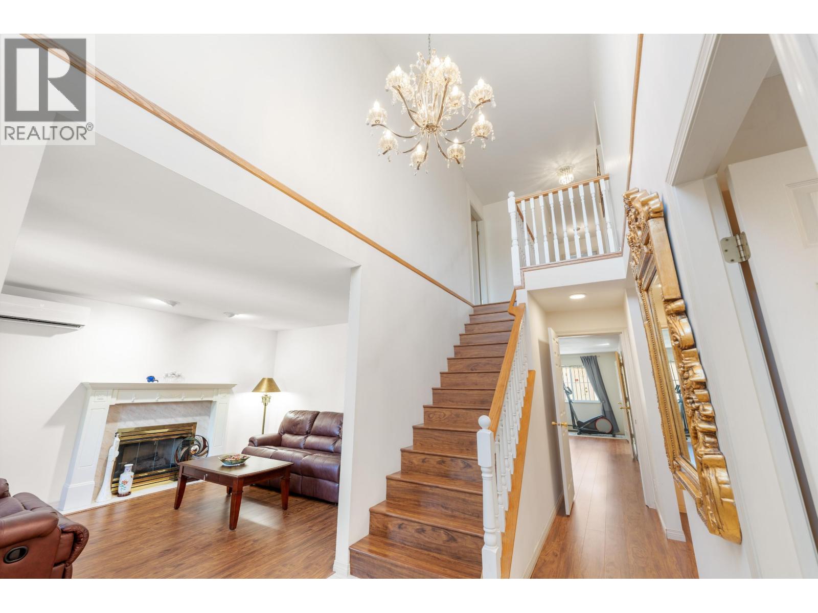 Photo 3 of 8948 Yarrow Place, Burnaby BC