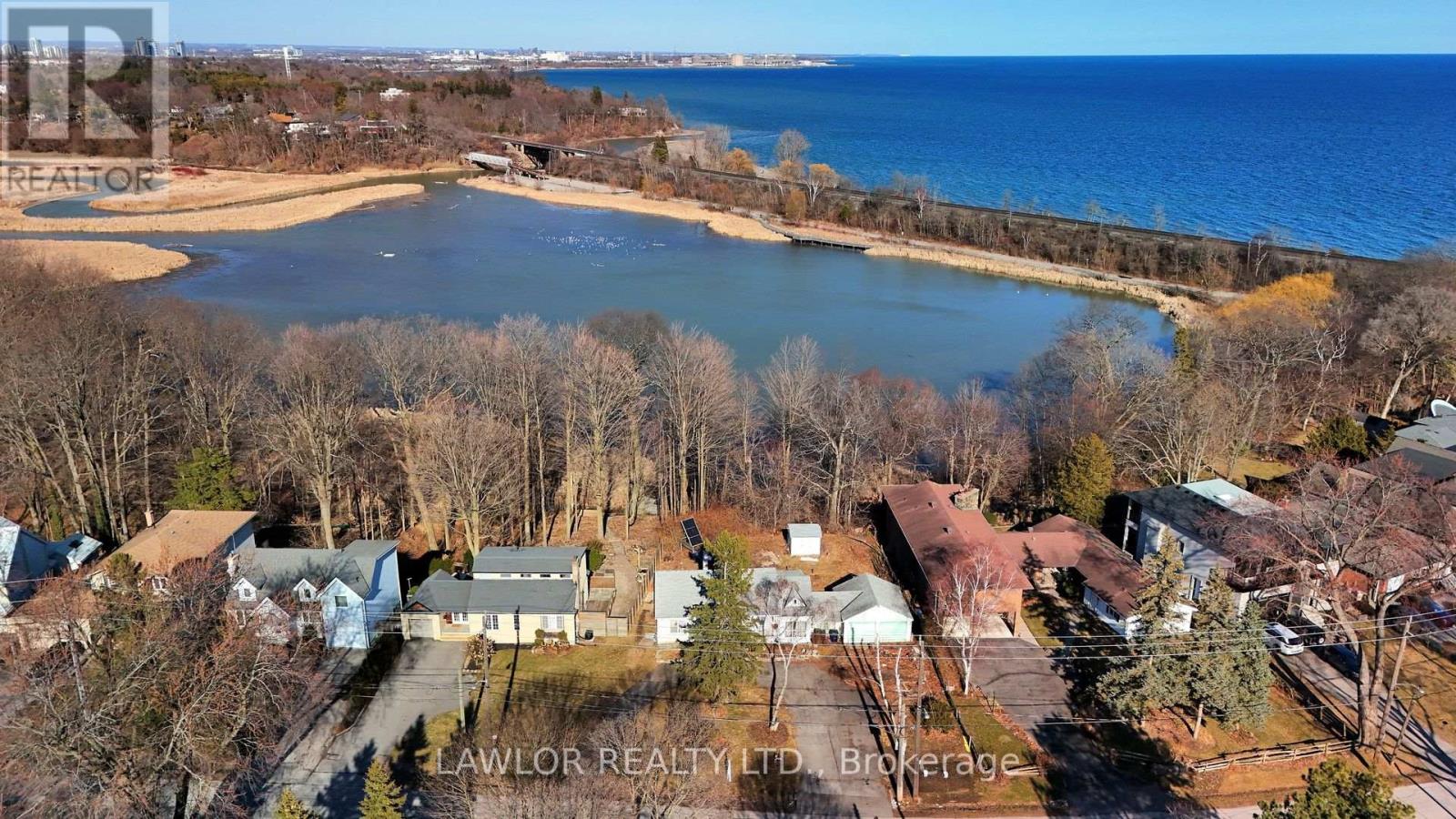 Photo 3 of 237 Rouge Hills Drive, Toronto ON