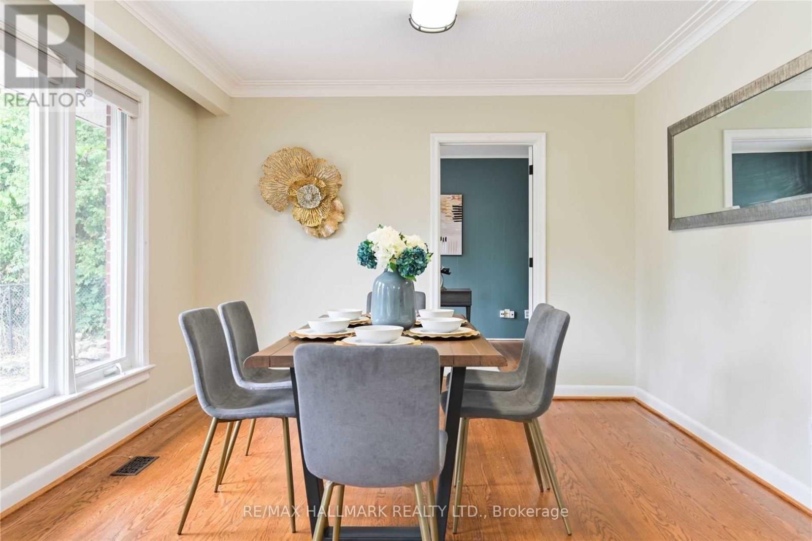 Photo 8 of 16 Cavalier Crescent, Vaughan ON