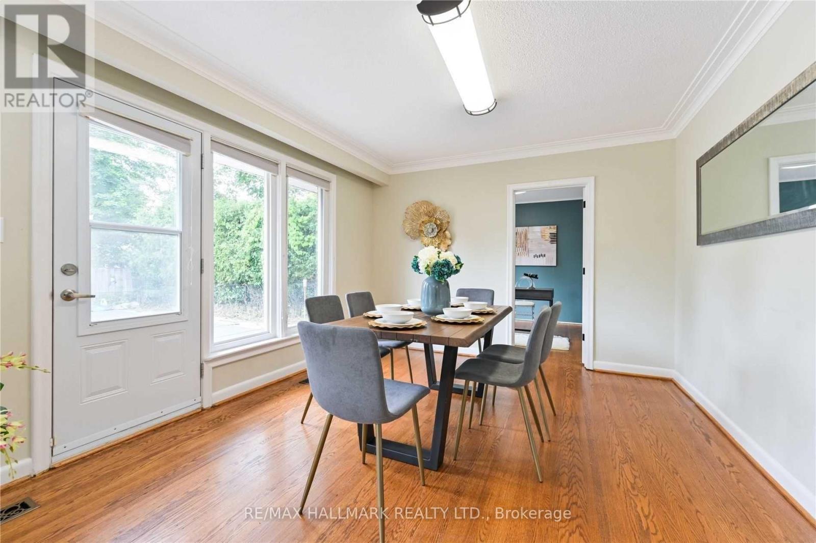 Photo 5 of 16 Cavalier Crescent, Vaughan ON