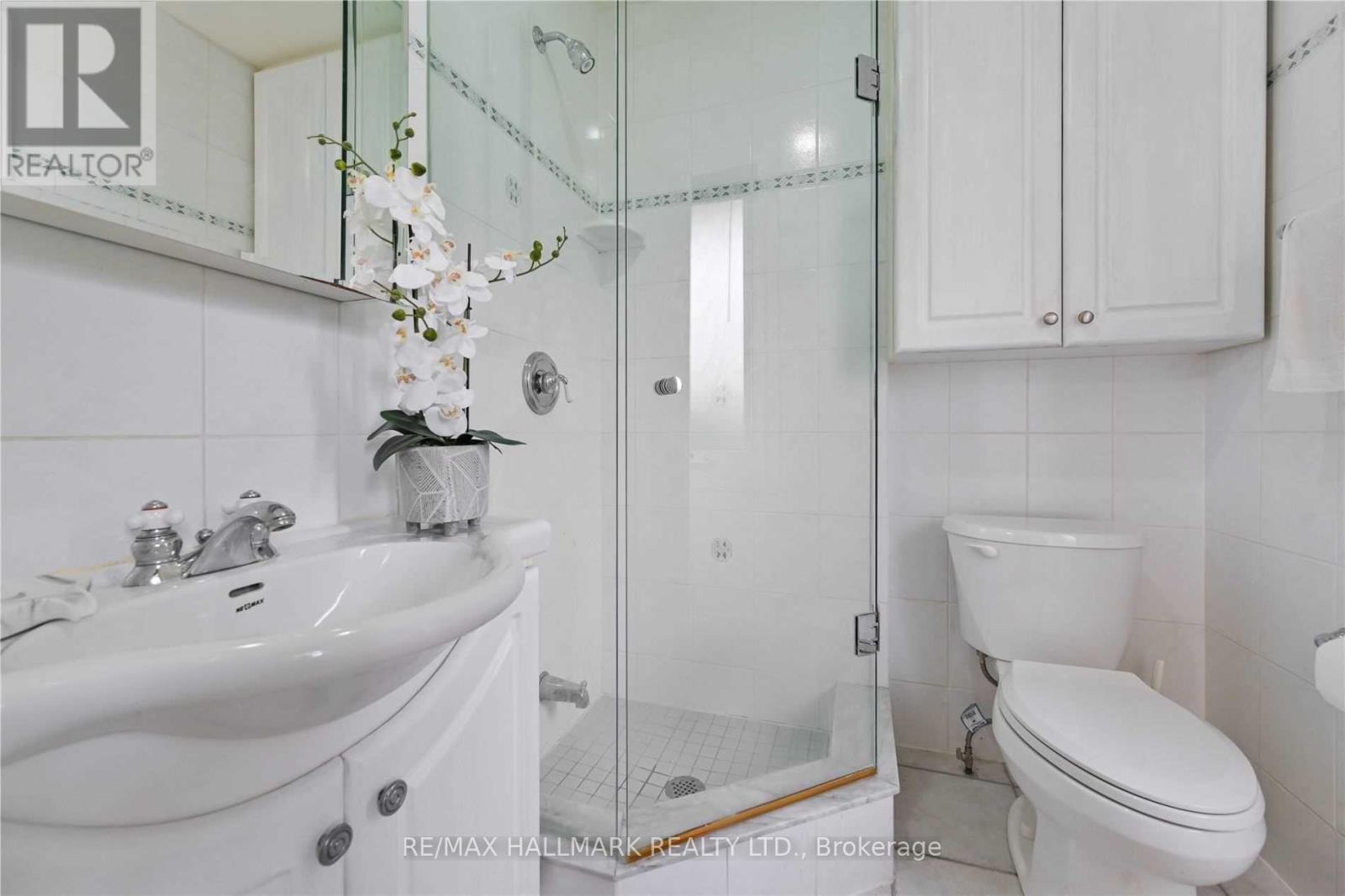 Photo 7 of 16 Cavalier Crescent, Vaughan ON