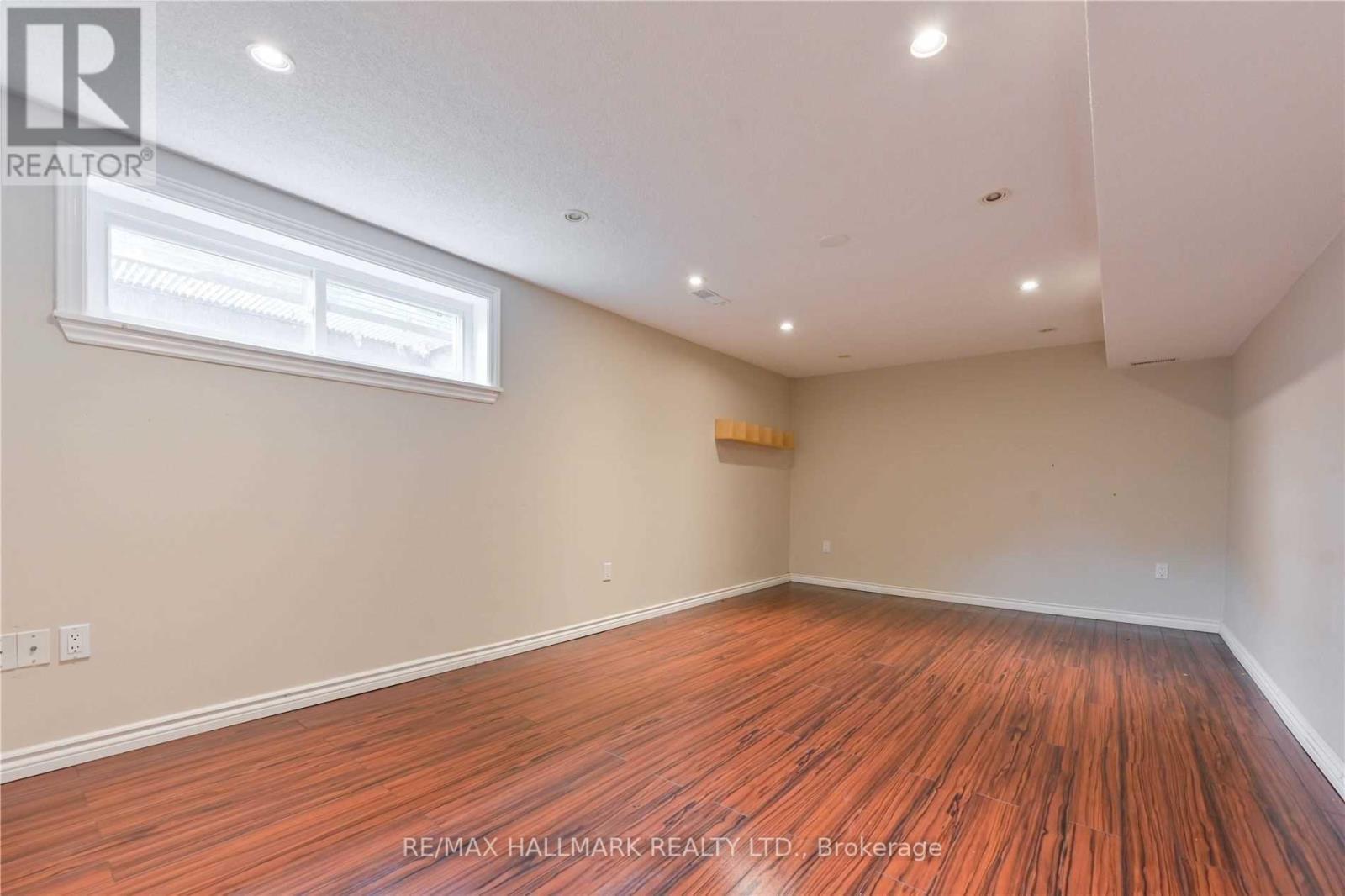 Photo 14 of 16 Cavalier Crescent, Vaughan ON