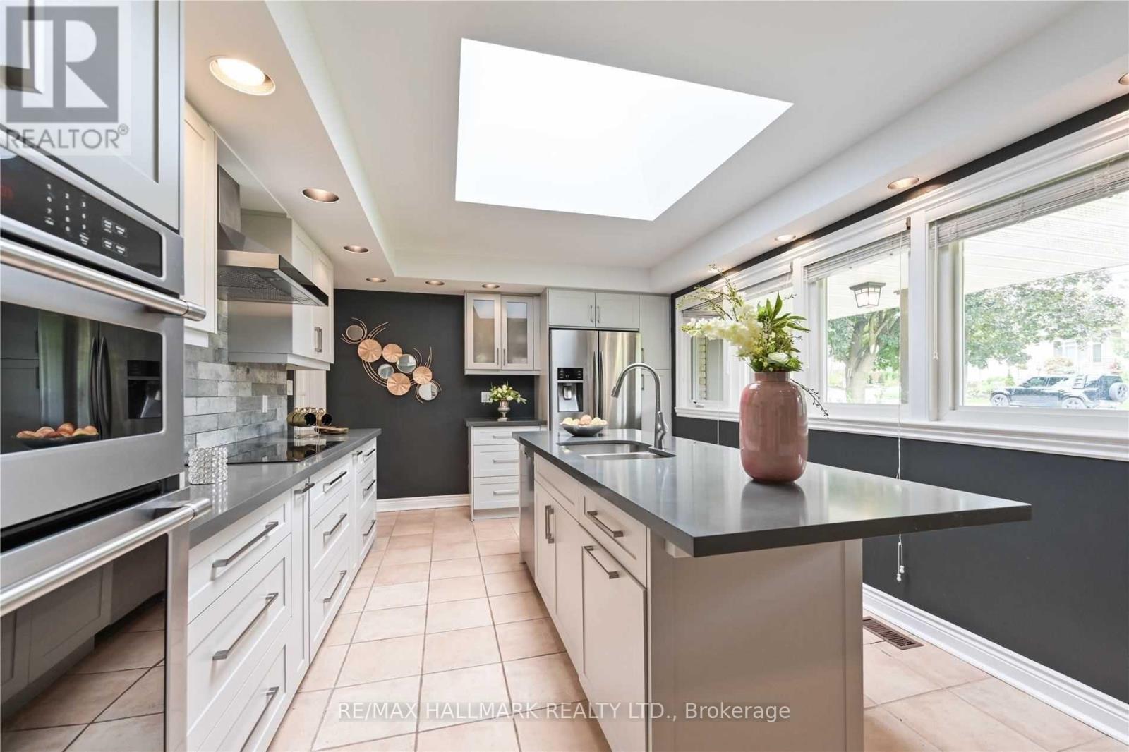 Photo 12 of 16 Cavalier Crescent, Vaughan ON