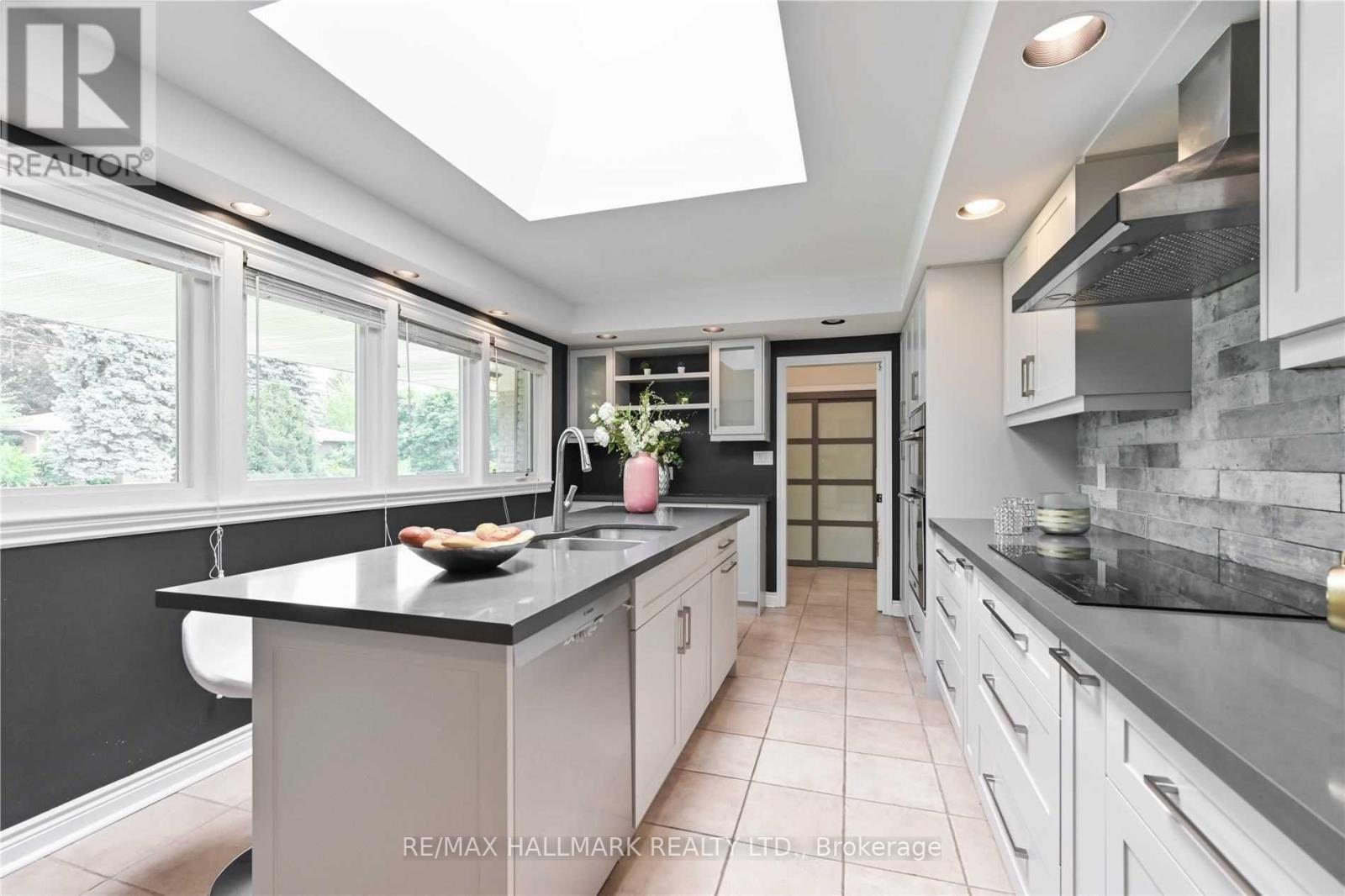 Photo 28 of 16 Cavalier Crescent, Vaughan ON