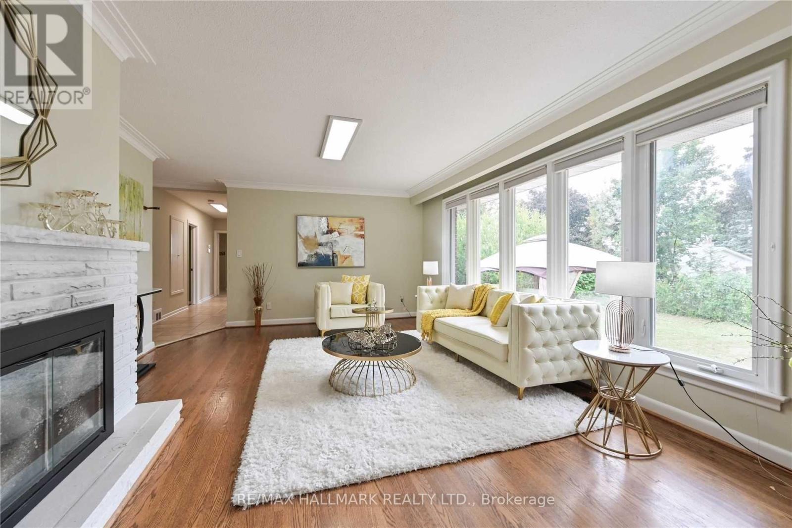 Photo 13 of 16 Cavalier Crescent, Vaughan ON