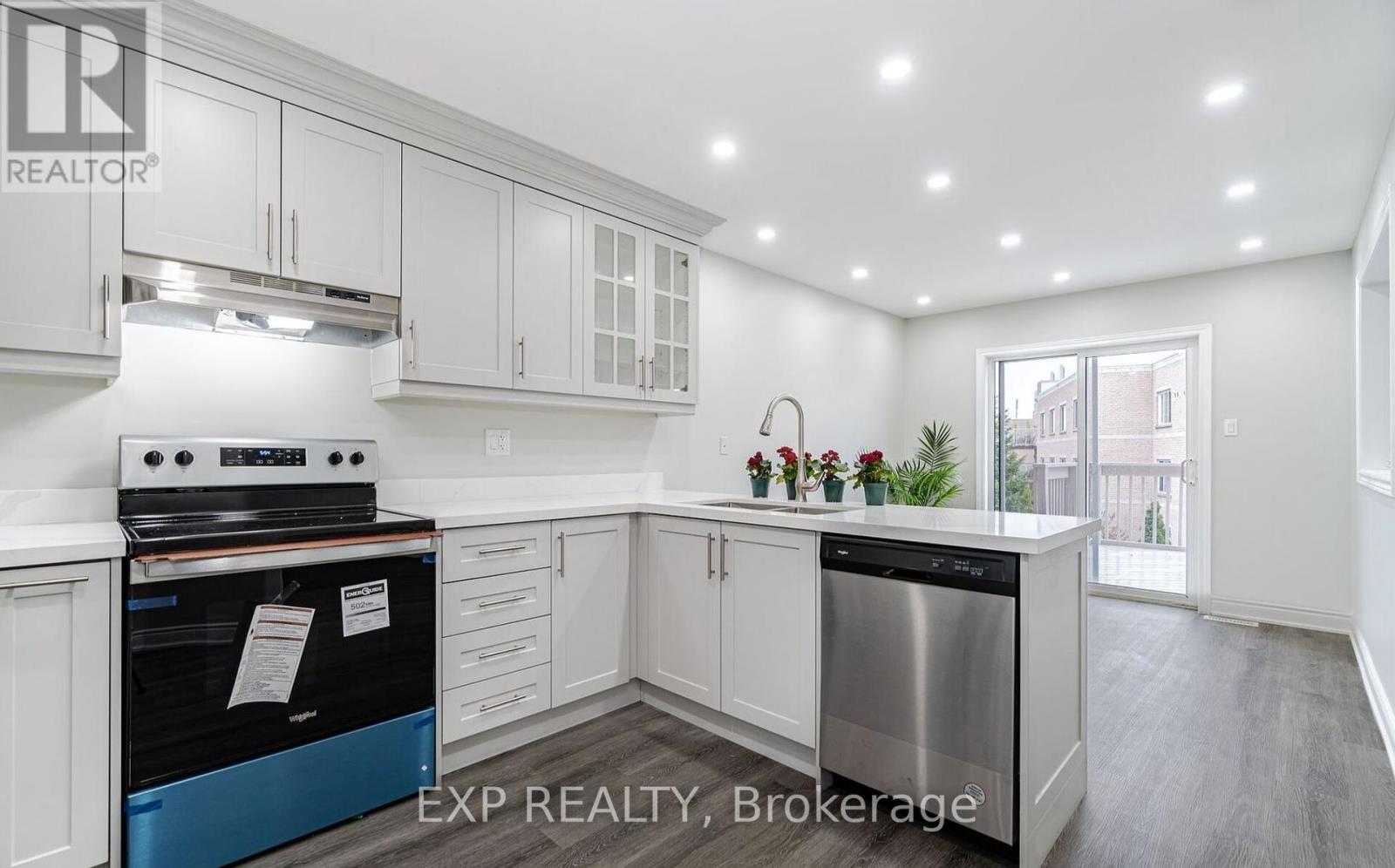 Photo 5 of 15 Lynn Street, Bradford West Gwillimbury ON