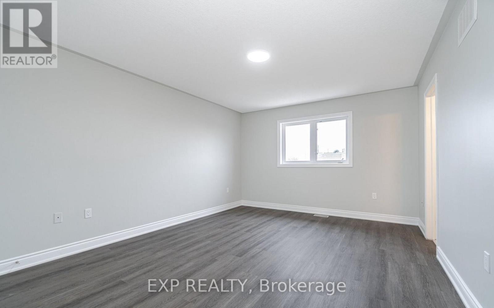 Photo 4 of 15 Lynn Street, Bradford West Gwillimbury ON