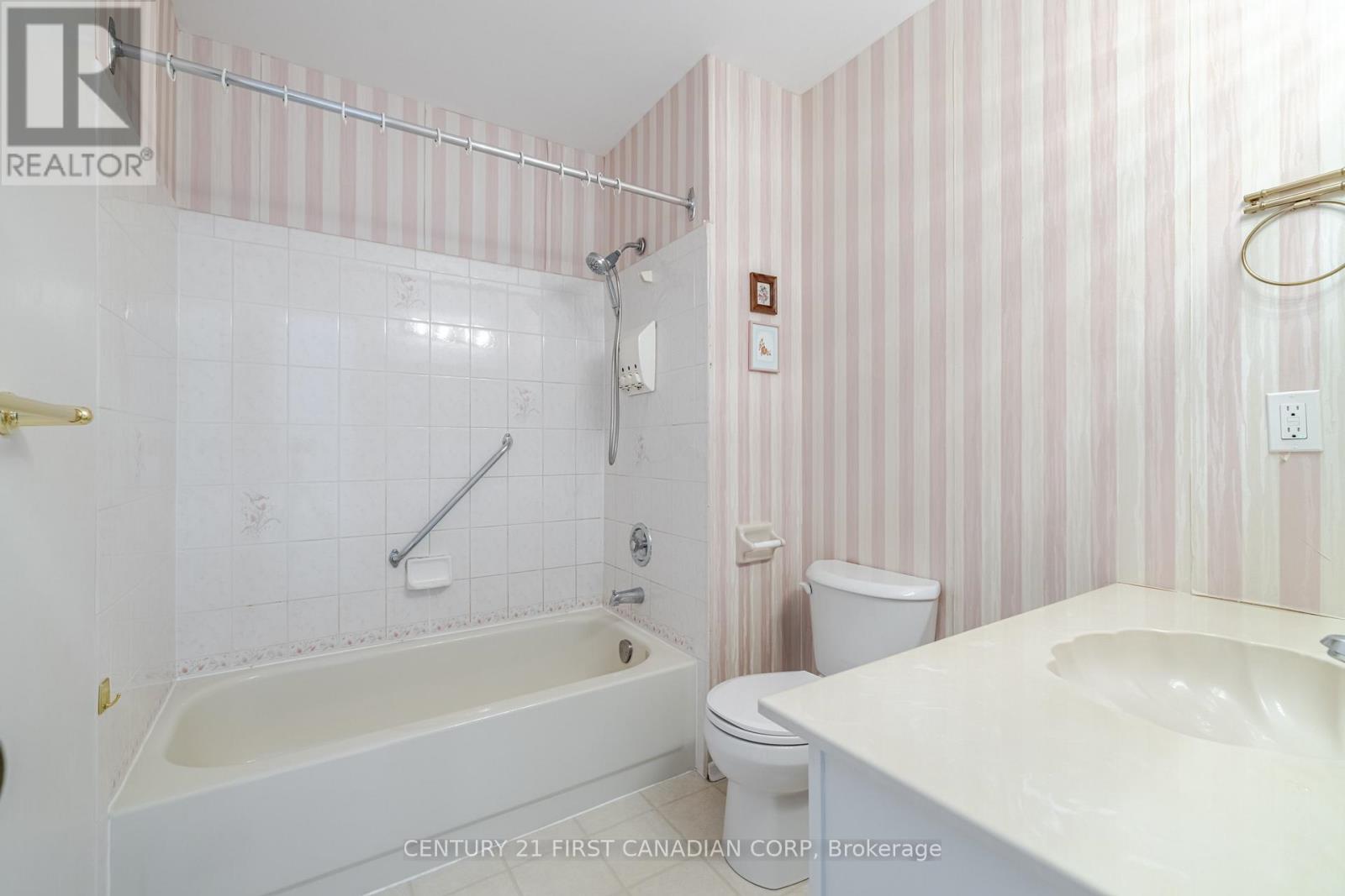 Photo 5 of 14 657 Woodcrest Boulevard, London South ON