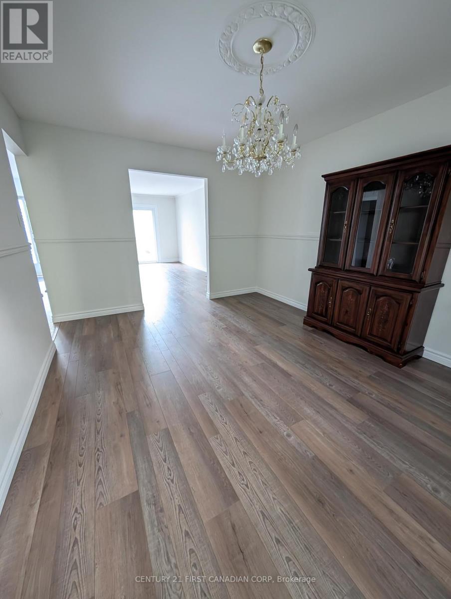 Photo 12 of 14 657 Woodcrest Boulevard, London South ON