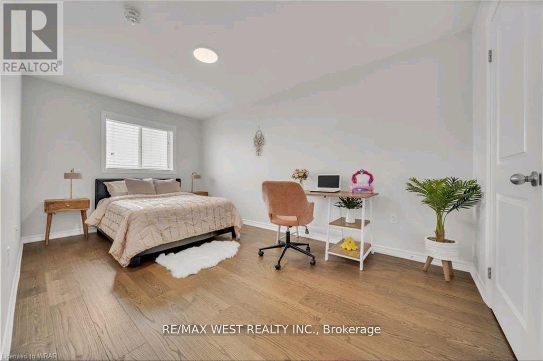 Photo 10 of 31 100 Chester Drive, Cambridge ON
