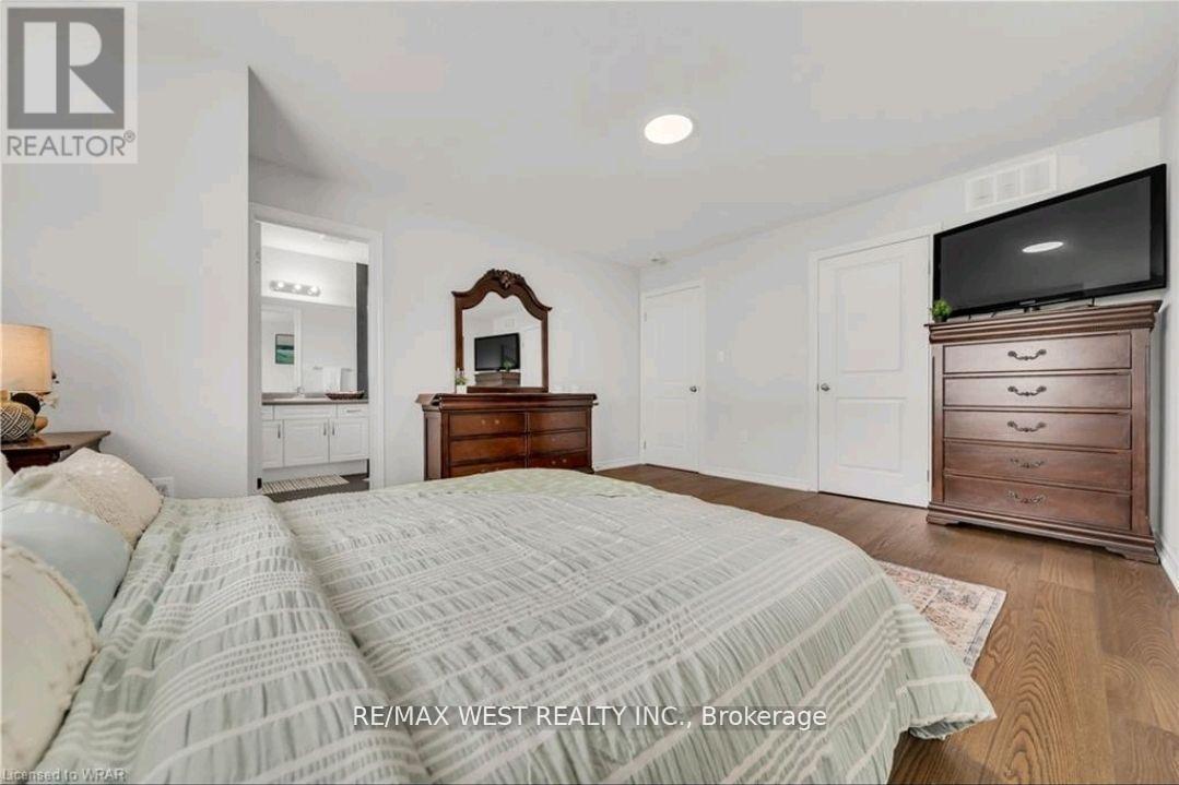 Photo 5 of 31 100 Chester Drive, Cambridge ON