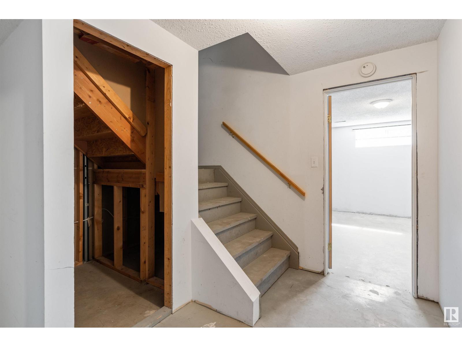 Photo 21 of 57 Deane Cr, St Albert AB