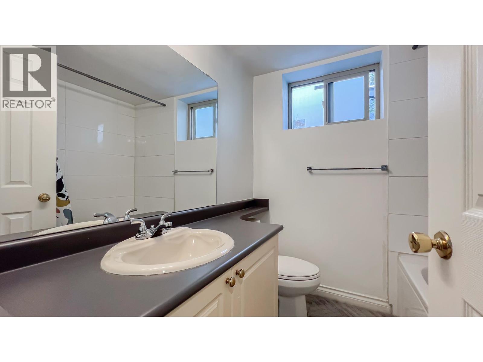 Photo 3 of 2083 E 53rd Avenue, Vancouver BC