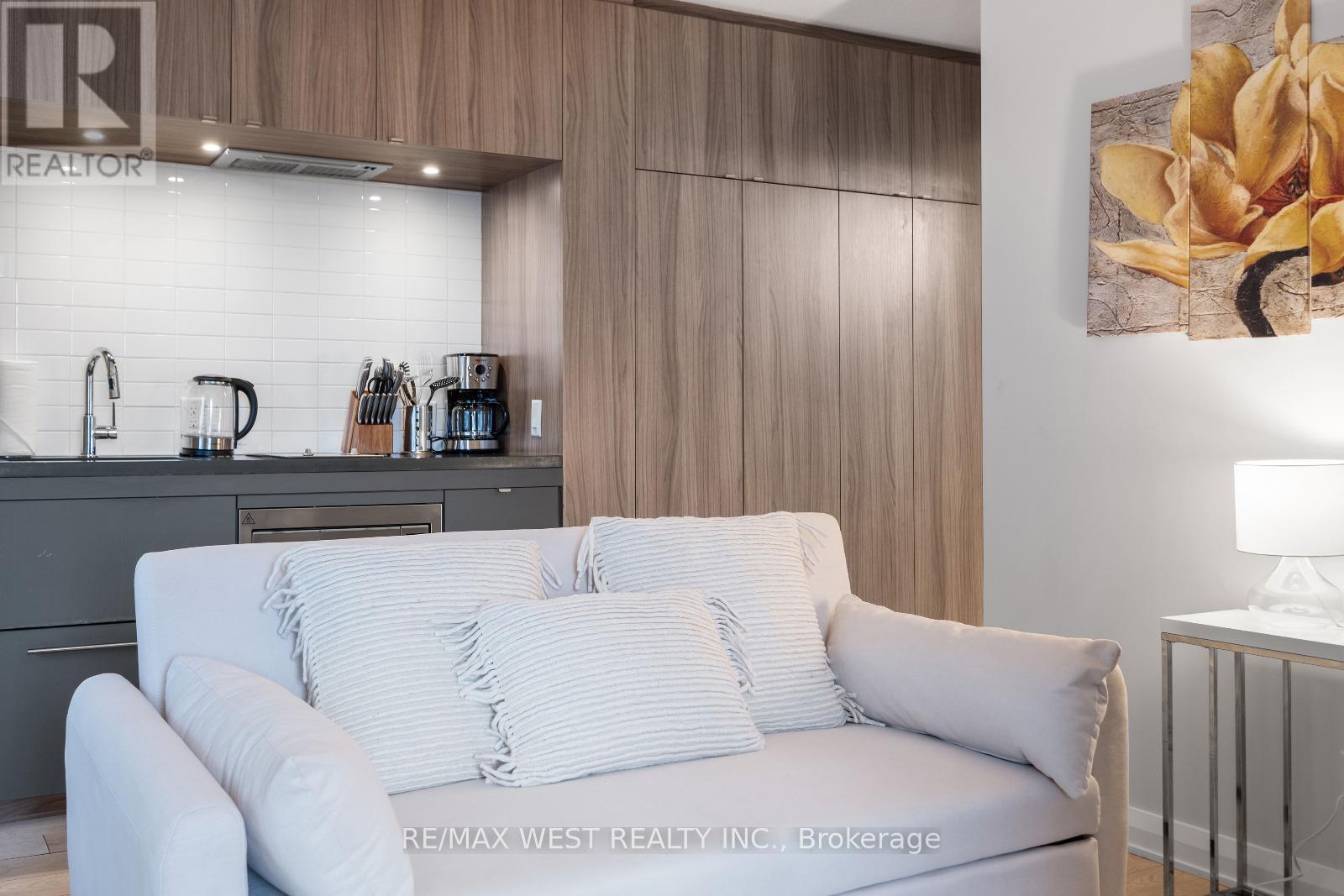 Photo 37 of 704 155 Yorkville Avenue, Toronto ON