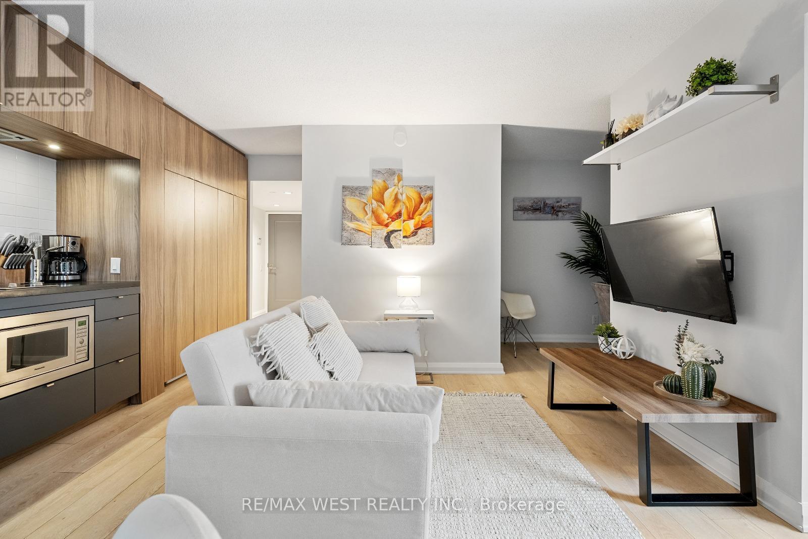 Photo 23 of 704 155 Yorkville Avenue, Toronto ON