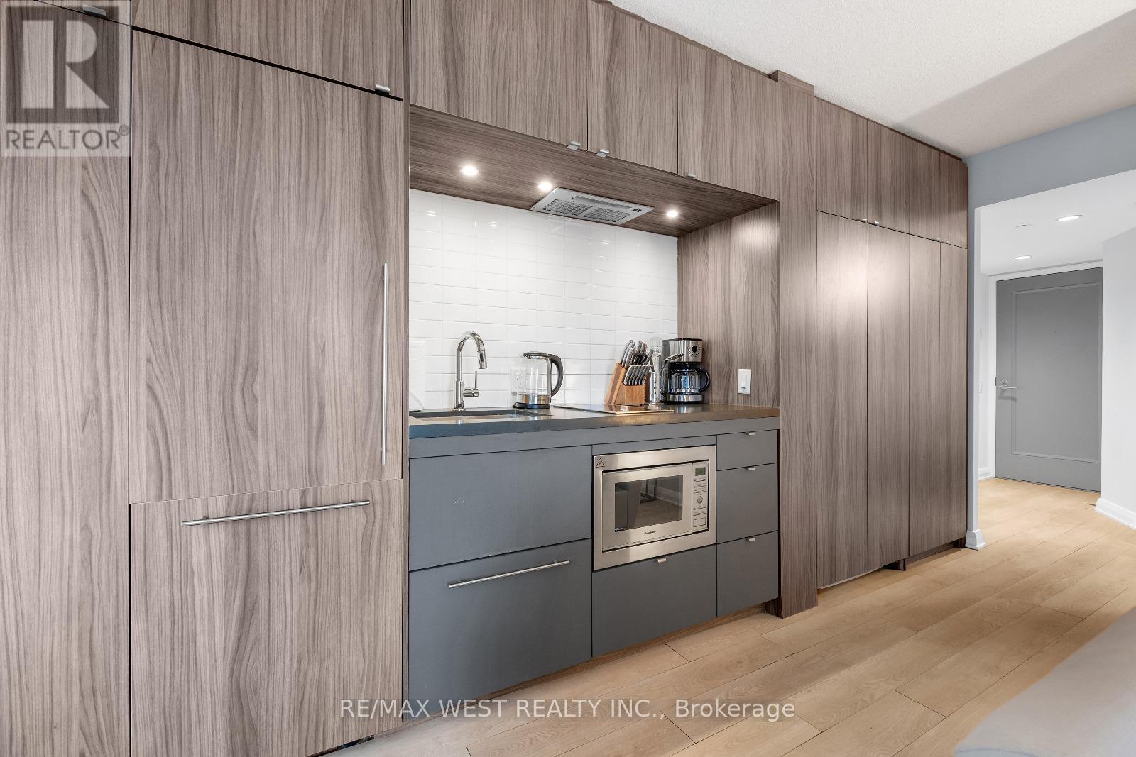 Photo 9 of 704 155 Yorkville Avenue, Toronto ON