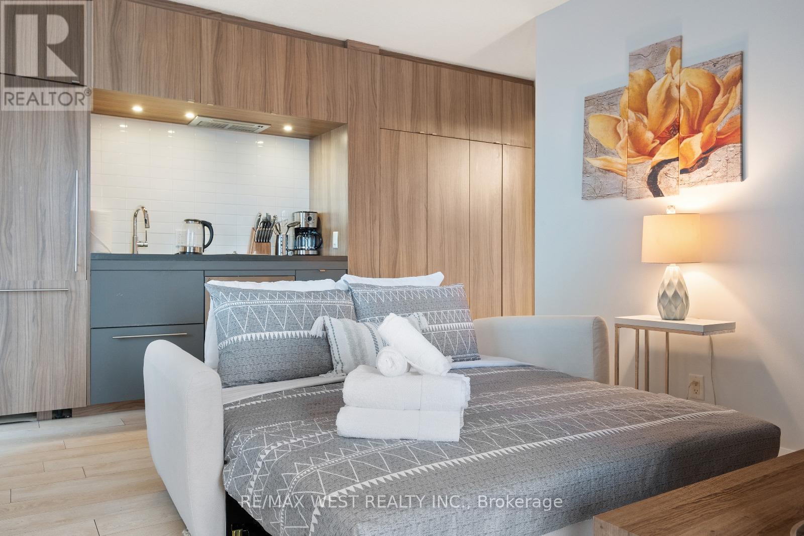 Photo 40 of 704 155 Yorkville Avenue, Toronto ON