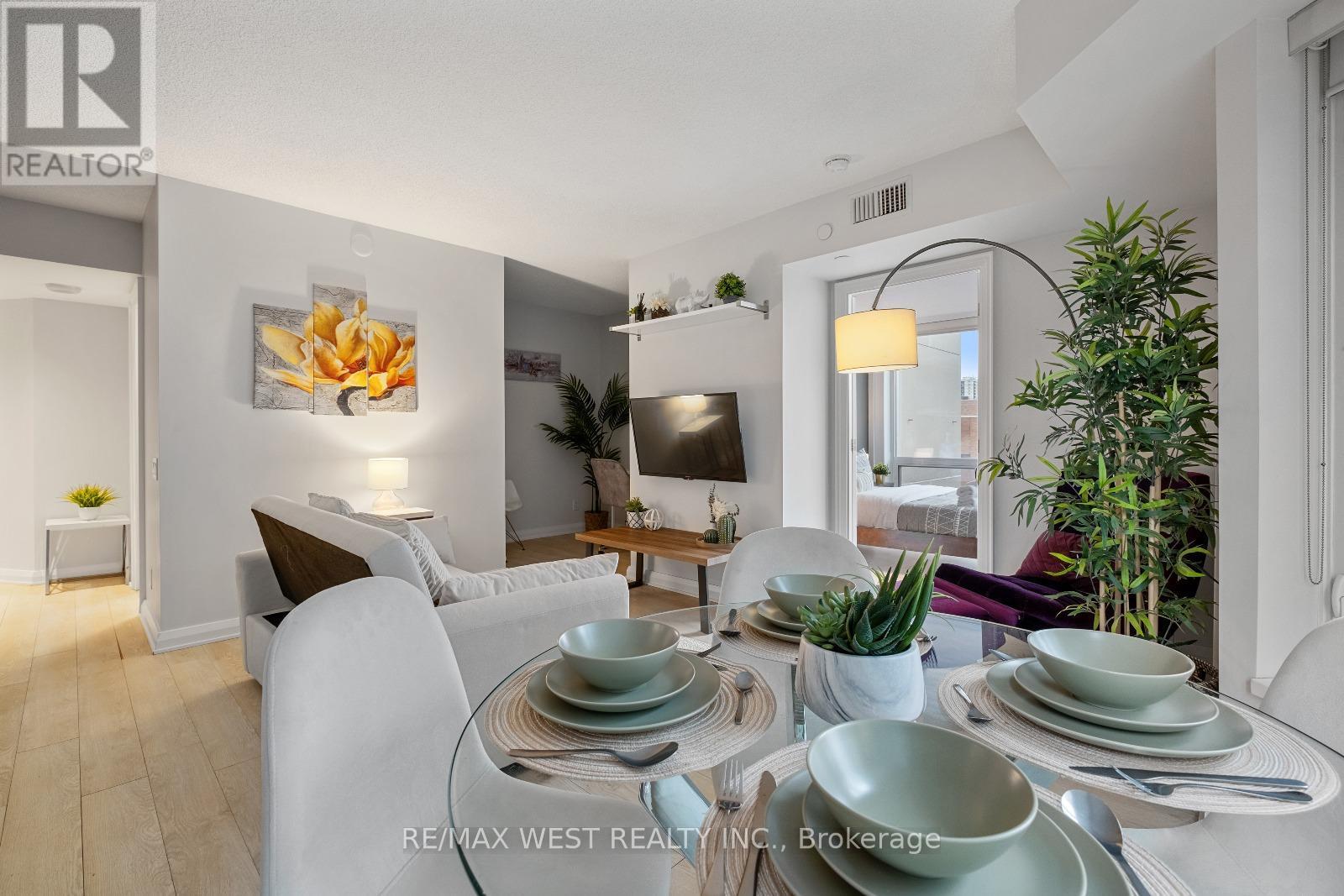 Photo 11 of 704 155 Yorkville Avenue, Toronto ON