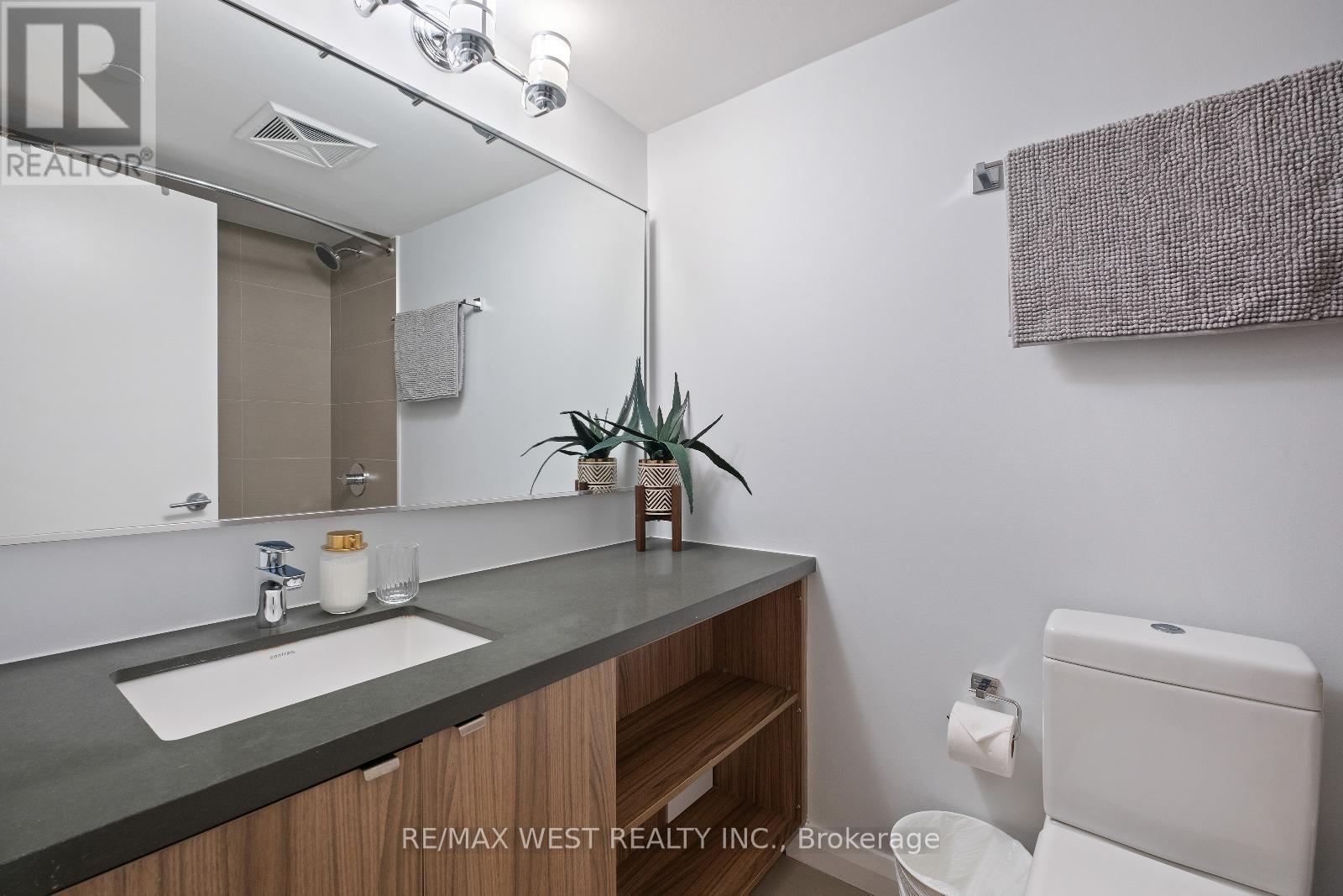 Photo 32 of 704 155 Yorkville Avenue, Toronto ON