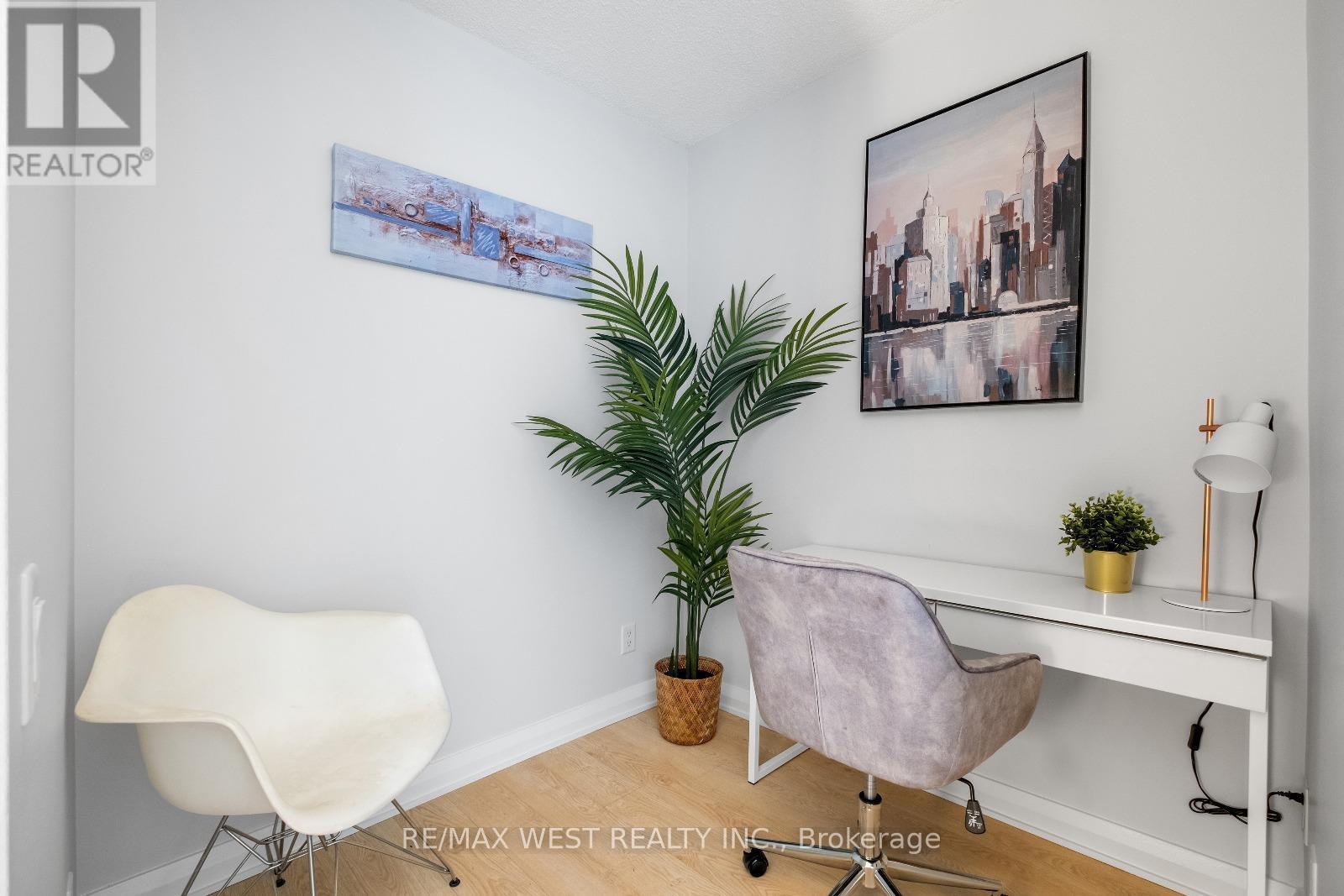 Photo 2 of 704 155 Yorkville Avenue, Toronto ON
